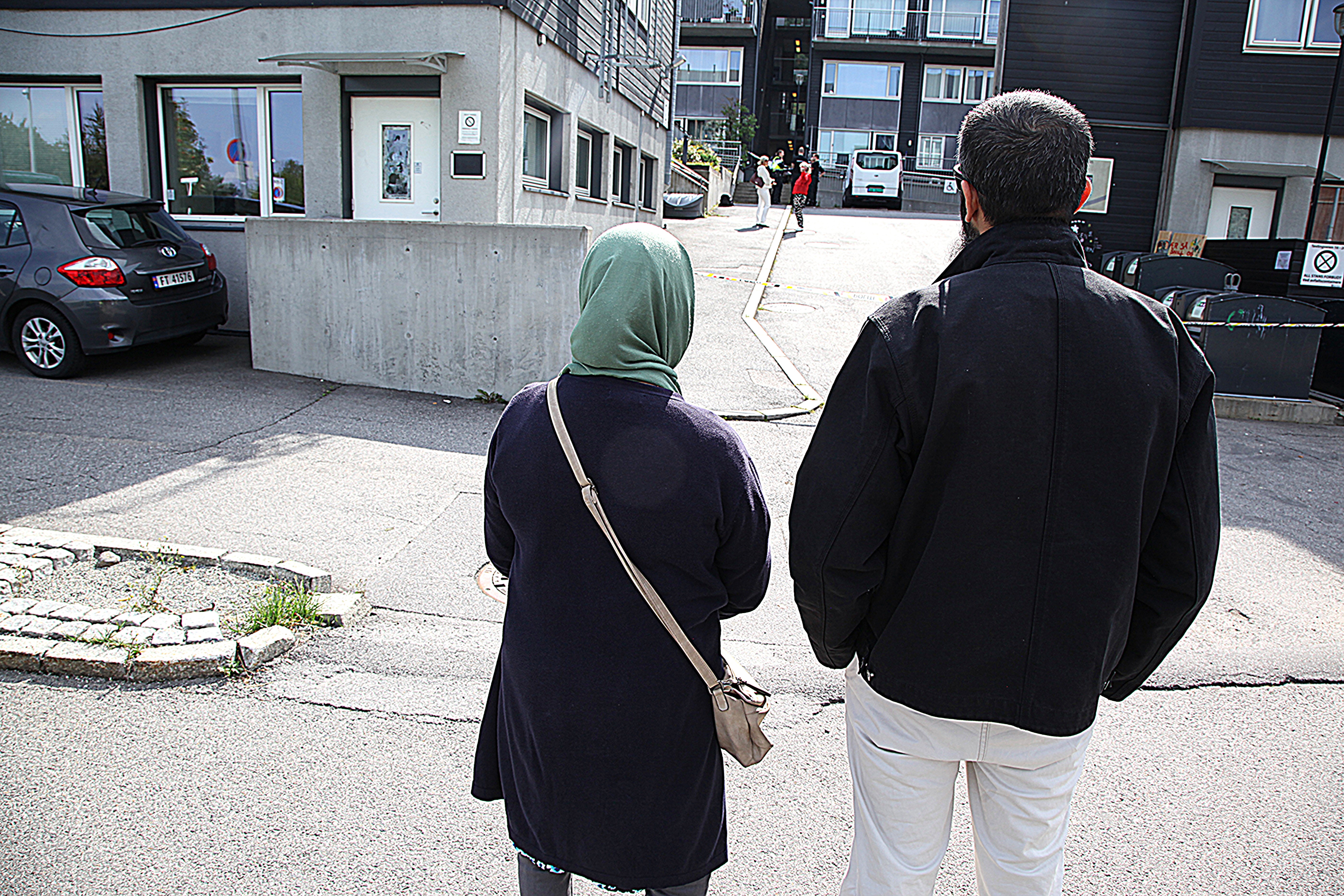 BEKYMREDE NABOER: Mor og sønn ble beordret ut av egen leilighet. De bor i den kommunale blokka i Tevlingveien nedenfor Lindebergåsen hvor politiet måtte skyte en mann i forbindelse med en trusselsituasjon. De kan fortelle om generelt mye bråk i nabolaget.