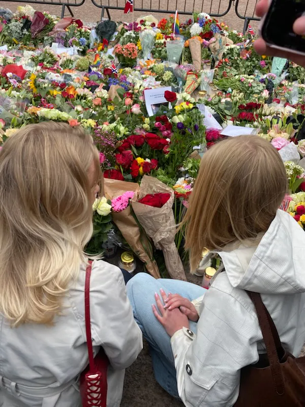 VED BLOMSTERHAVET: Grorud-jentene ved blomsterhavet på Slottsplassen.