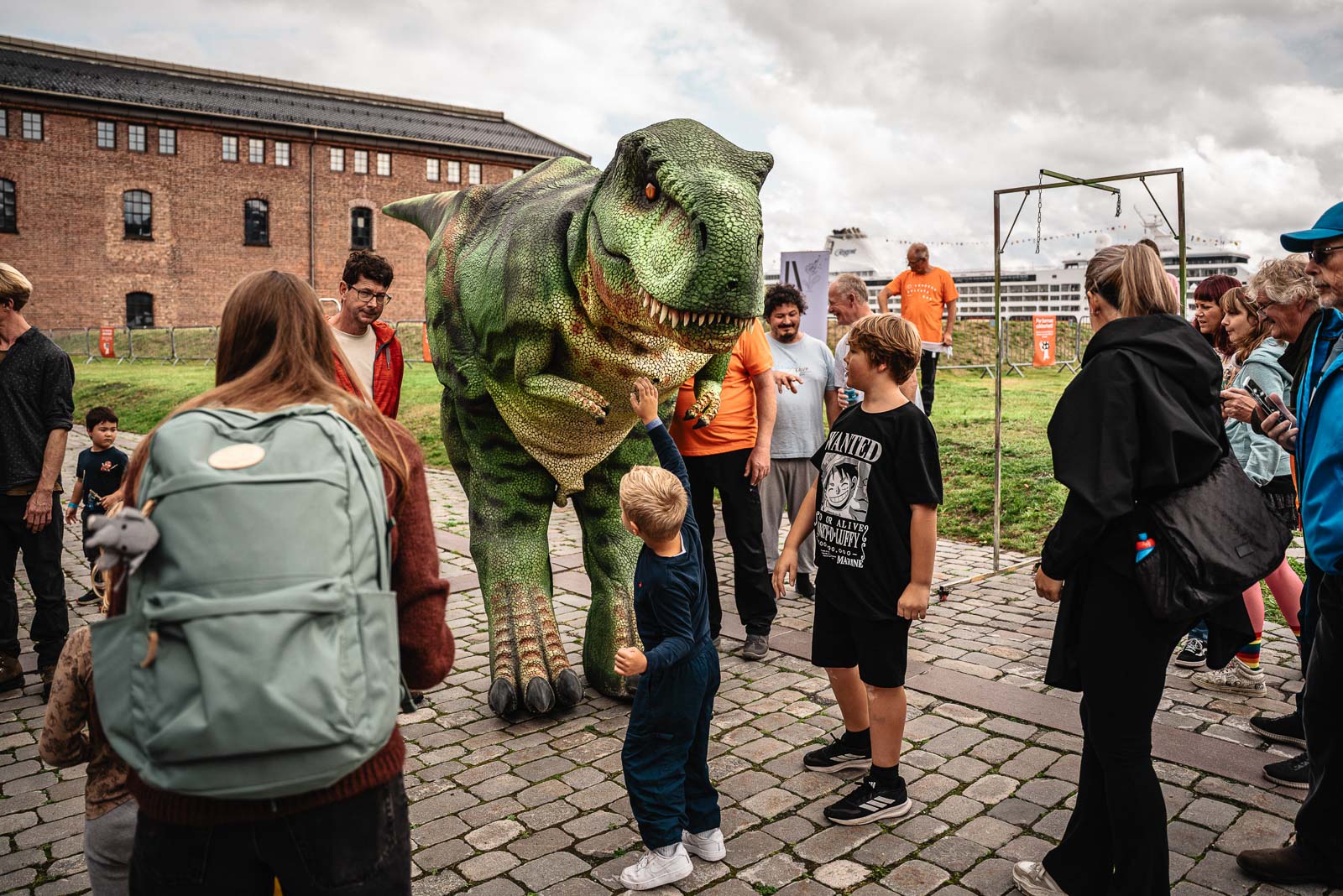 DINOSAURMØTE: Dinosaurene blir blant attraksjonene når Verdens Kuleste Dag fyller Akershus festning med gratis aktiviteter for hele familien (Foto: Joakim Riise).
