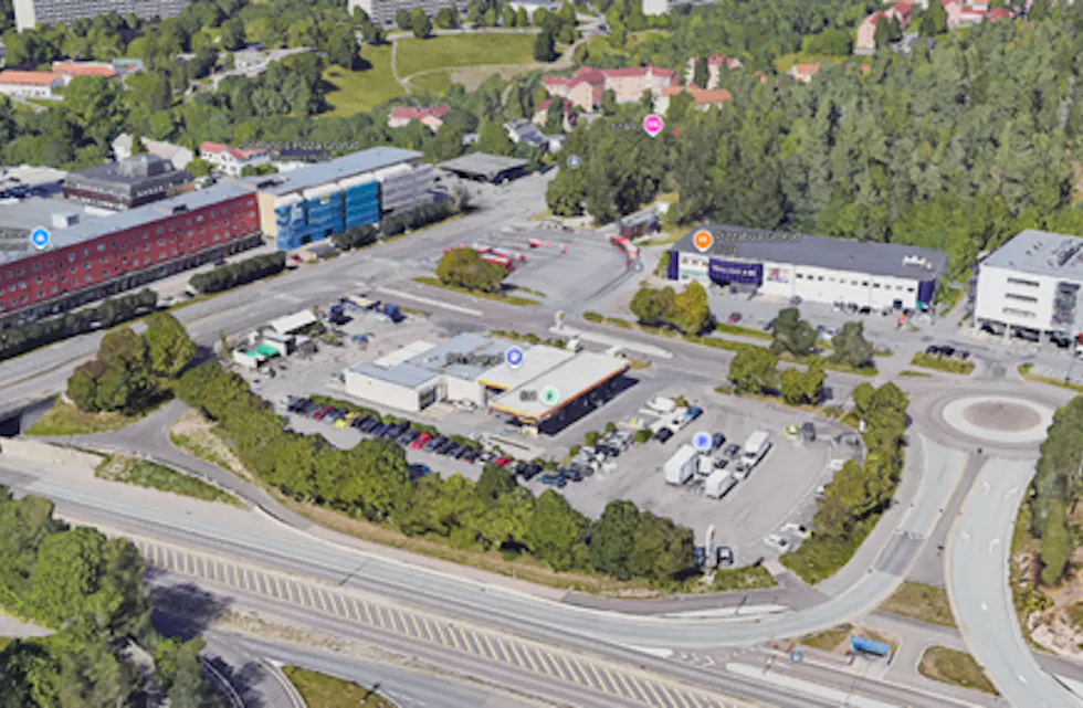 ASFALTJUNGEL: I dag er det parkering og bensinstasjon på en side, og bussterminal på den andre.