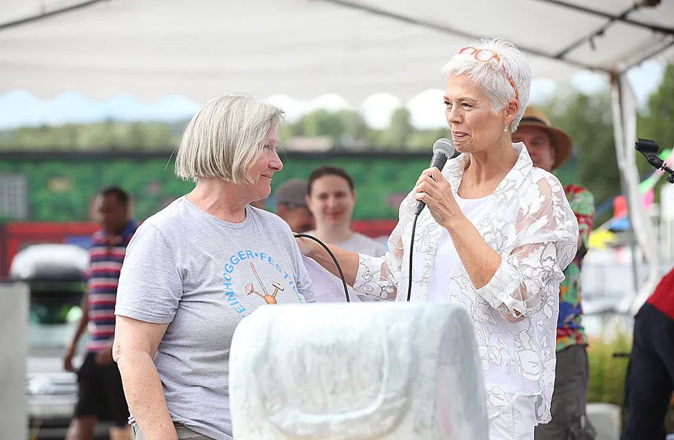 FORNØYDE DAMER: Festivalsjef Frøydis Arnesen og auksjonarius Astrid Sømoen kan konstatere at det ble auksjonert for rundt 120.000 kroner i løpet av to hektiske timer i Steinhoggerhagen.