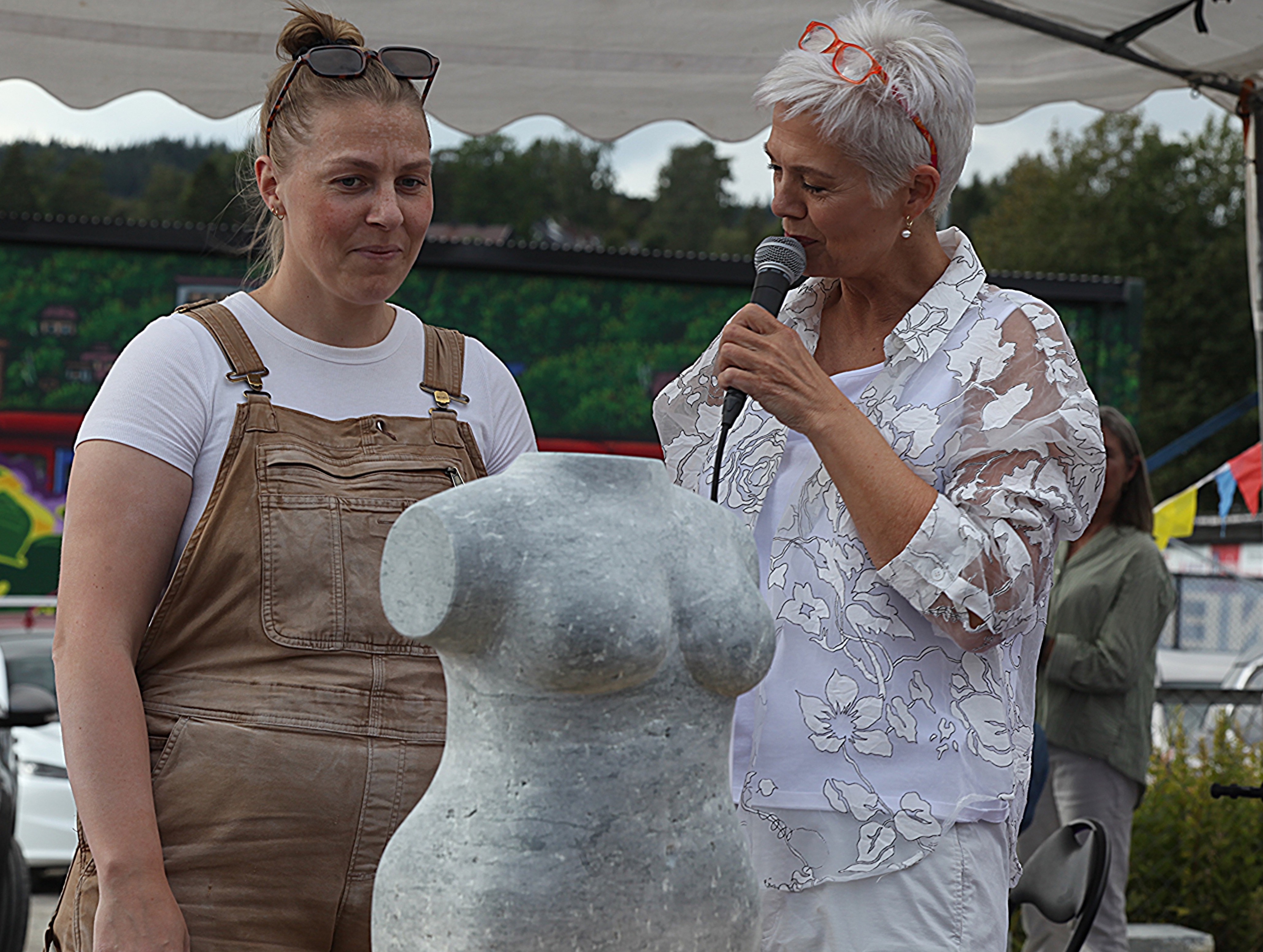 UFULLSTENDIG KROPP: Torsoen "Venus fra Nidaros" gikk for den høyeste summen under årets auksjon på Steinhoggerfestivalen. Kunstner er Anita Gjersvold. Auksjonarius Astrid Sømoen gledet seg på hennes vegne.