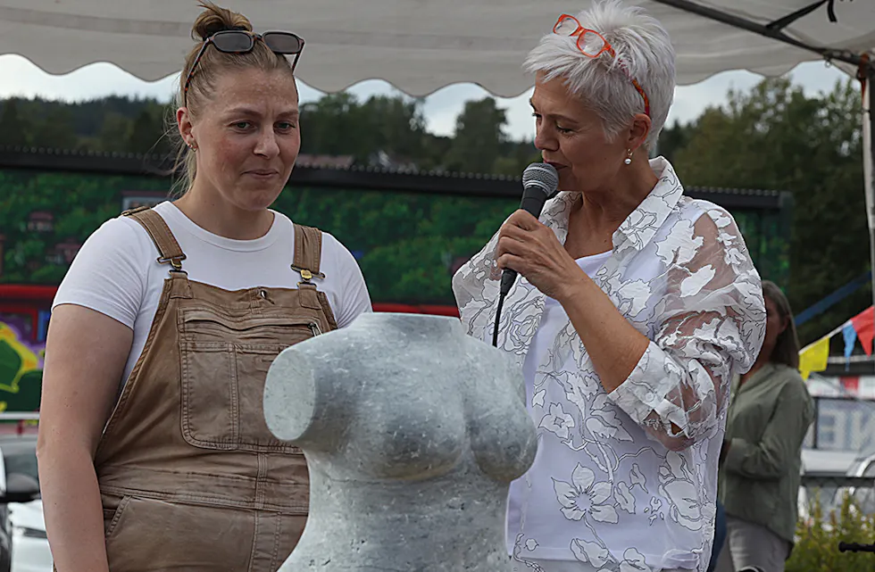 UFULLSTENDIG KROPP: Torsoen «Venus fra Nidaros» gikk for den høyeste summen under årets auksjon på Steinhoggerfestivalen. Kunstner er Anita Gjersvold. Auksjonarius Astrid Sømoen gledet seg på hennes vegne.