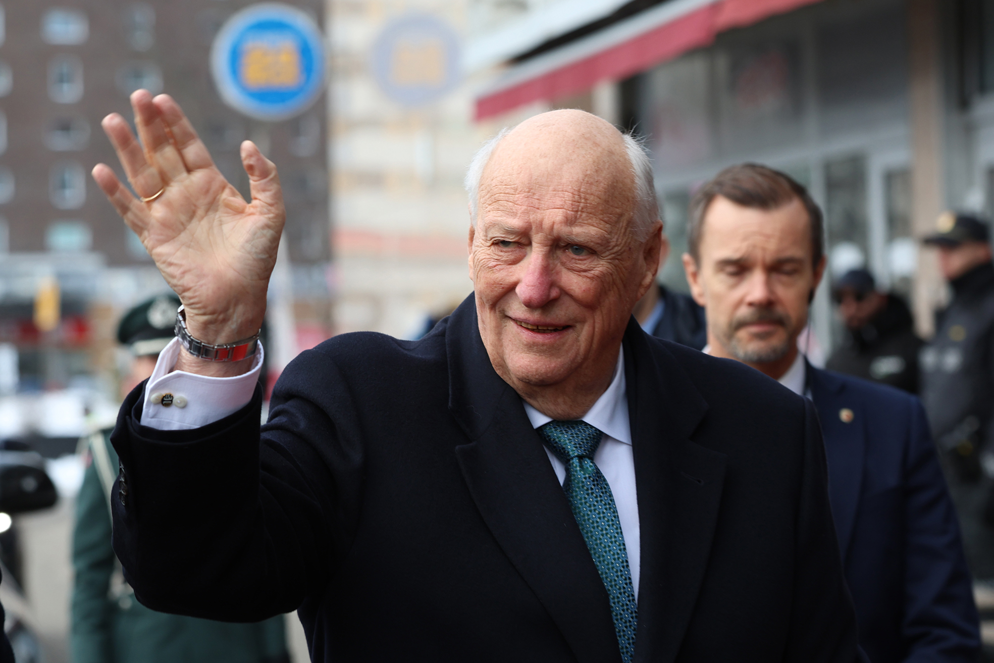 PÅ BJERKE: Kong Harald besøkte Deichman Bjerke i vinter – i forbindelse med lanseringen av Totalforsvarsåret 2026. Inne i biblioteket fikk Kongen og Kronprinsen en orientering om året og ulike arrangementer fremover. Utenfor var det stands fra etater og organisasjoner,  –   som politi, forsvar, Røde Kors og speiderbevegelsen. Mange hadde møtt fram, blant annet en stor delegasjon barnehagebarn – og det er ikke minst de Kongen hilser på her.