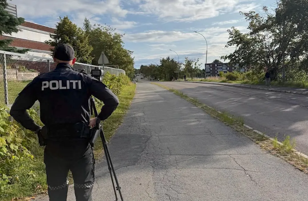 FARTSKONTROLL: Politiet gjennomførte trafikkontroll i 30-sonen i Statsråd Mathiesens vei ved Linderud skole. 20 bilister fikk forelegg for fart, og én mistet førerkortet (Foto: Politiet).