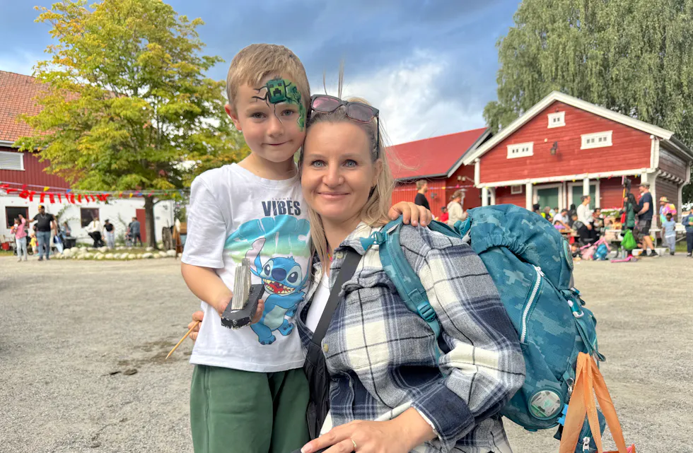 FAMILIEDAG: Paulina og sønnen Gabriel (6) tok turen rett fra skolen til Nordtvet gård. Der rakk de både ansiktsmaling, sukkerspinn, hoppeslott og hesteaktivitet.