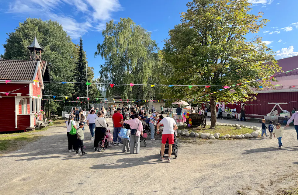 FOLKELIV: Gårdstunet fylte seg med små og store som nøt finværet, maten og de mange aktivitetene.