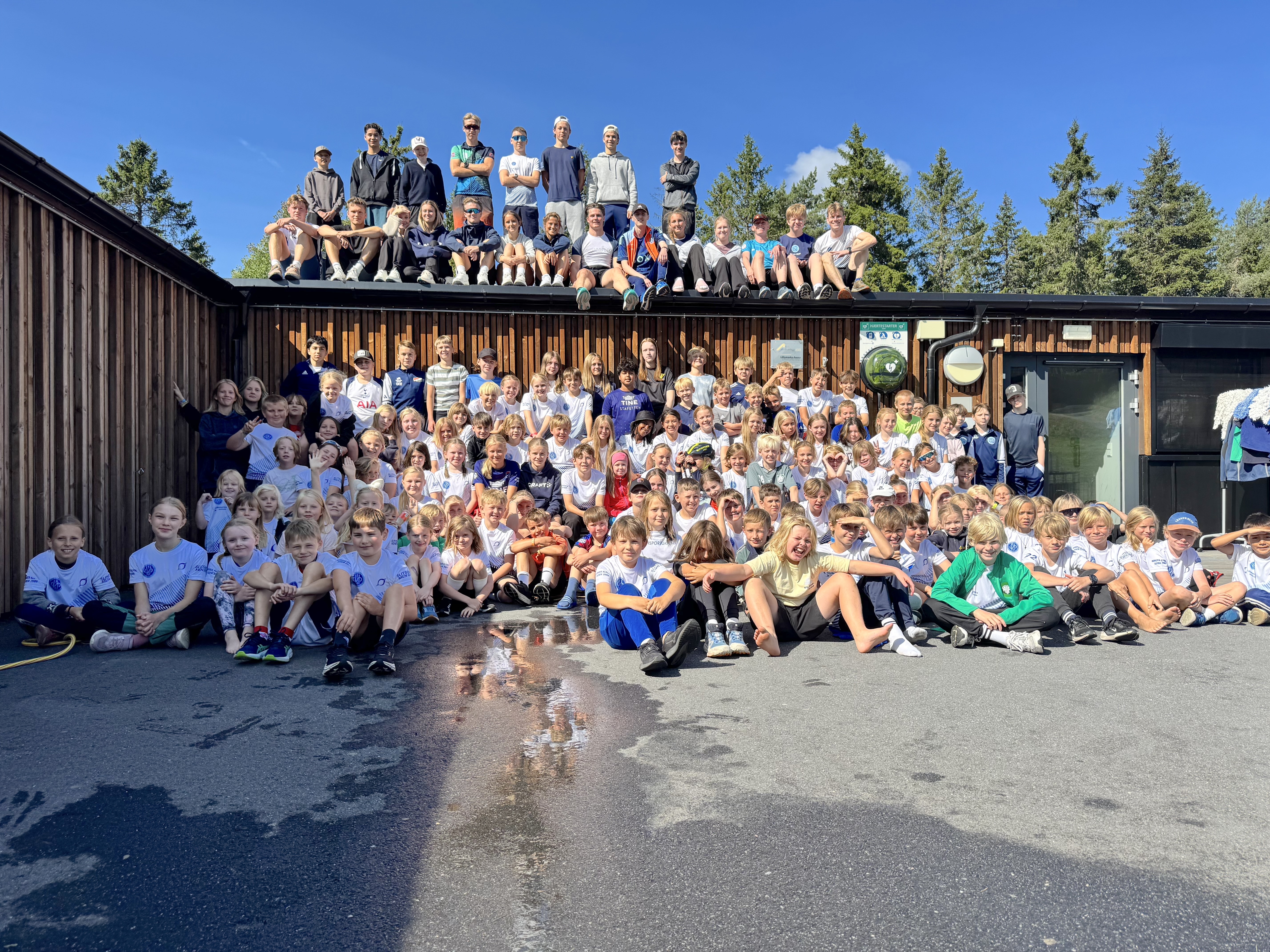 STOR OPPSLUTNING: 136 barn og unge deltar på årets Multisportuka, sammen med 24 instruktører. Det er 20 flere deltakere enn i fjor. Her er gjengen samlet i Lillomarka arena.