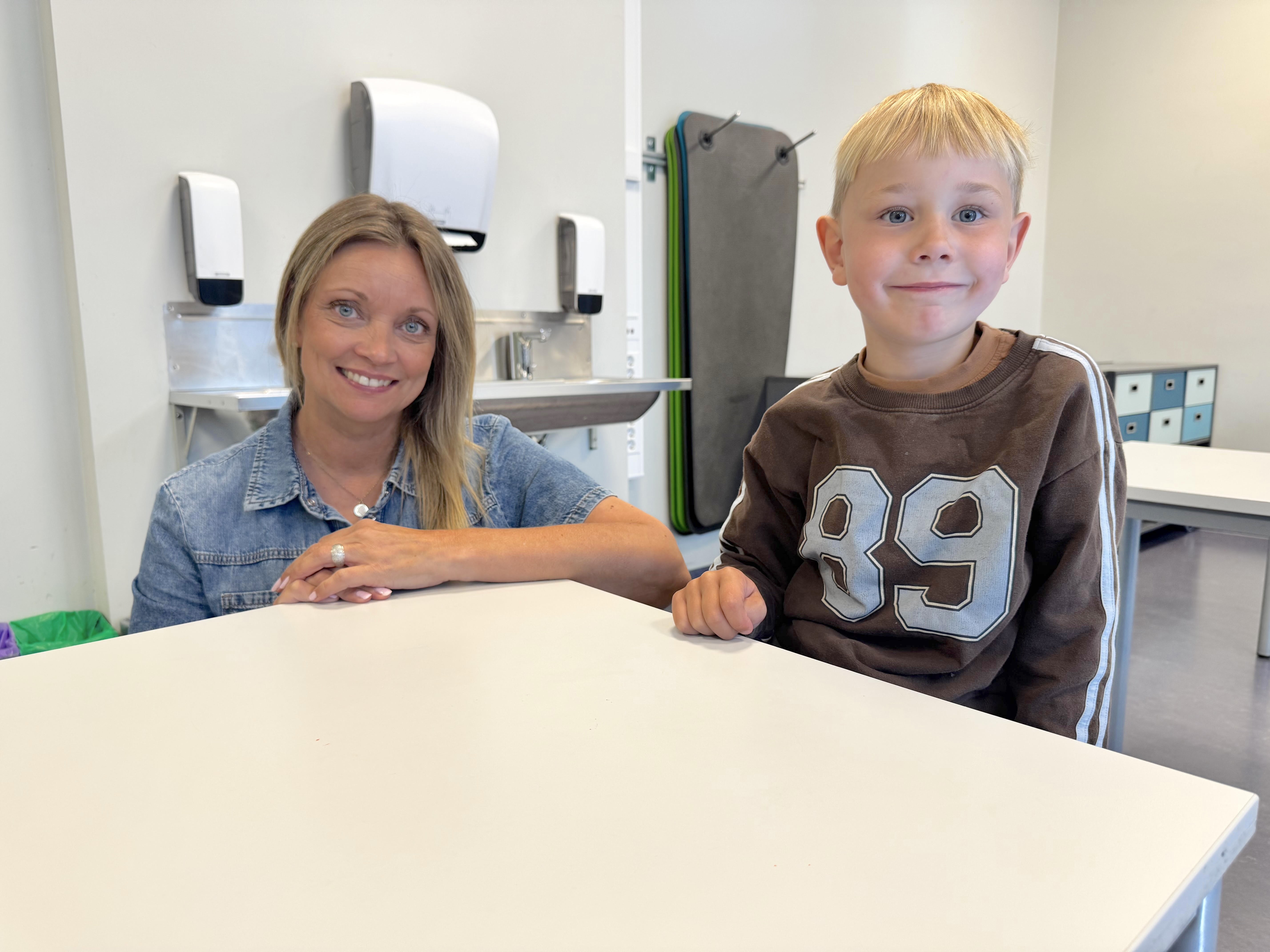 KLAR FOR SKOLESTART: Vebjørn gleder seg aller mest til å leke når han begynner i førsteklasse på Tveita skole. Rektor Siw Anita Johnsen lover at det skal bli tid til nettopp det.