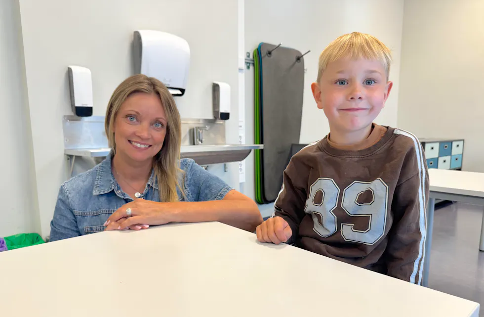KLAR FOR SKOLESTART: Vebjørn gleder seg aller mest til å leke når han begynner i førsteklasse på Tveita skole. Rektor Siw Anita Johnsen lover at det skal bli tid til nettopp det.