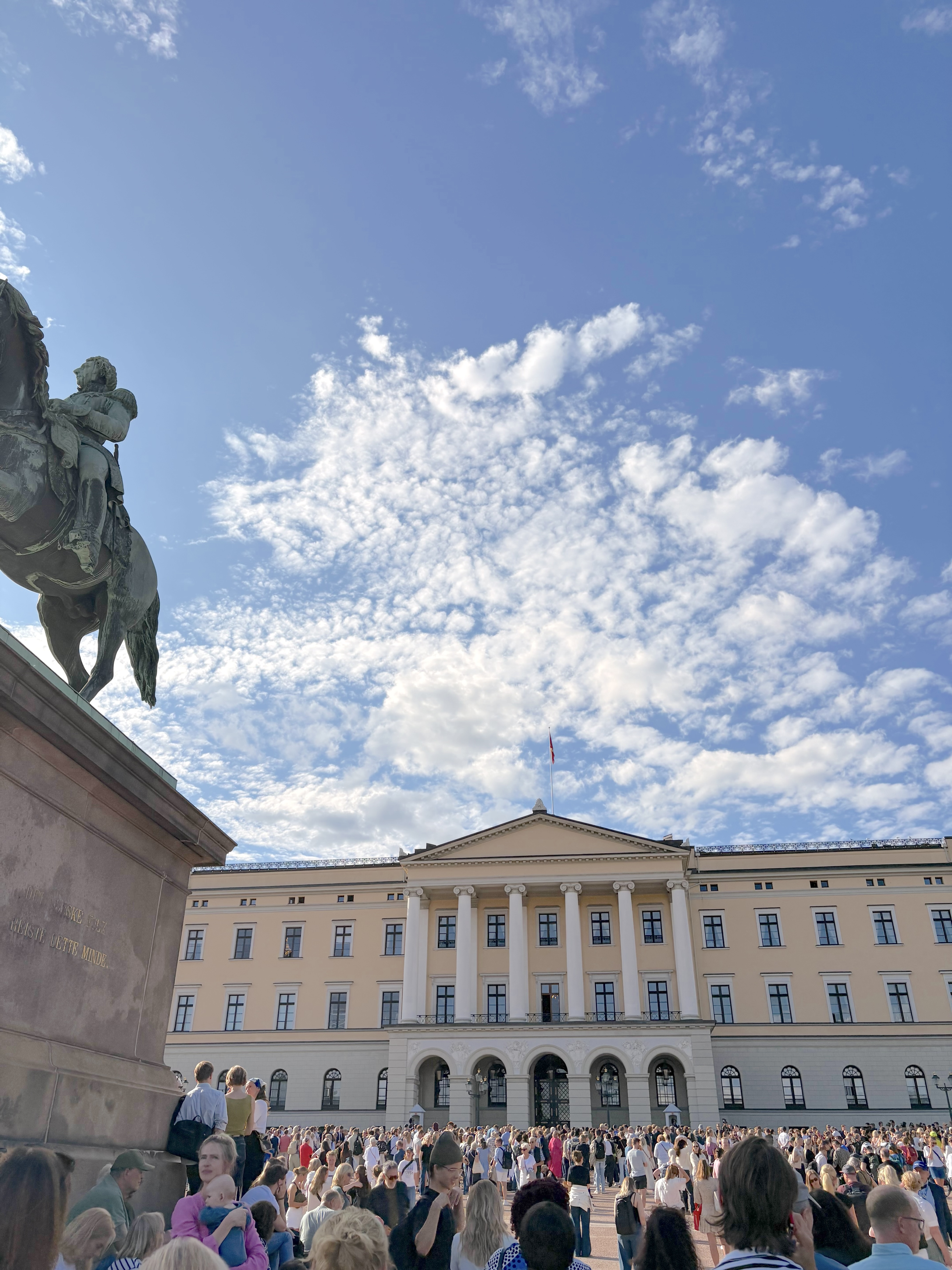FELLESSKAP: Folk samlet seg i stillhet på Slottsplassen torsdag for å vise omtanke for kong Harald og kongefamilien etter den alvorlige beskjeden om kongens helse (Foto: Tamina Sheriffdeen Rauf).