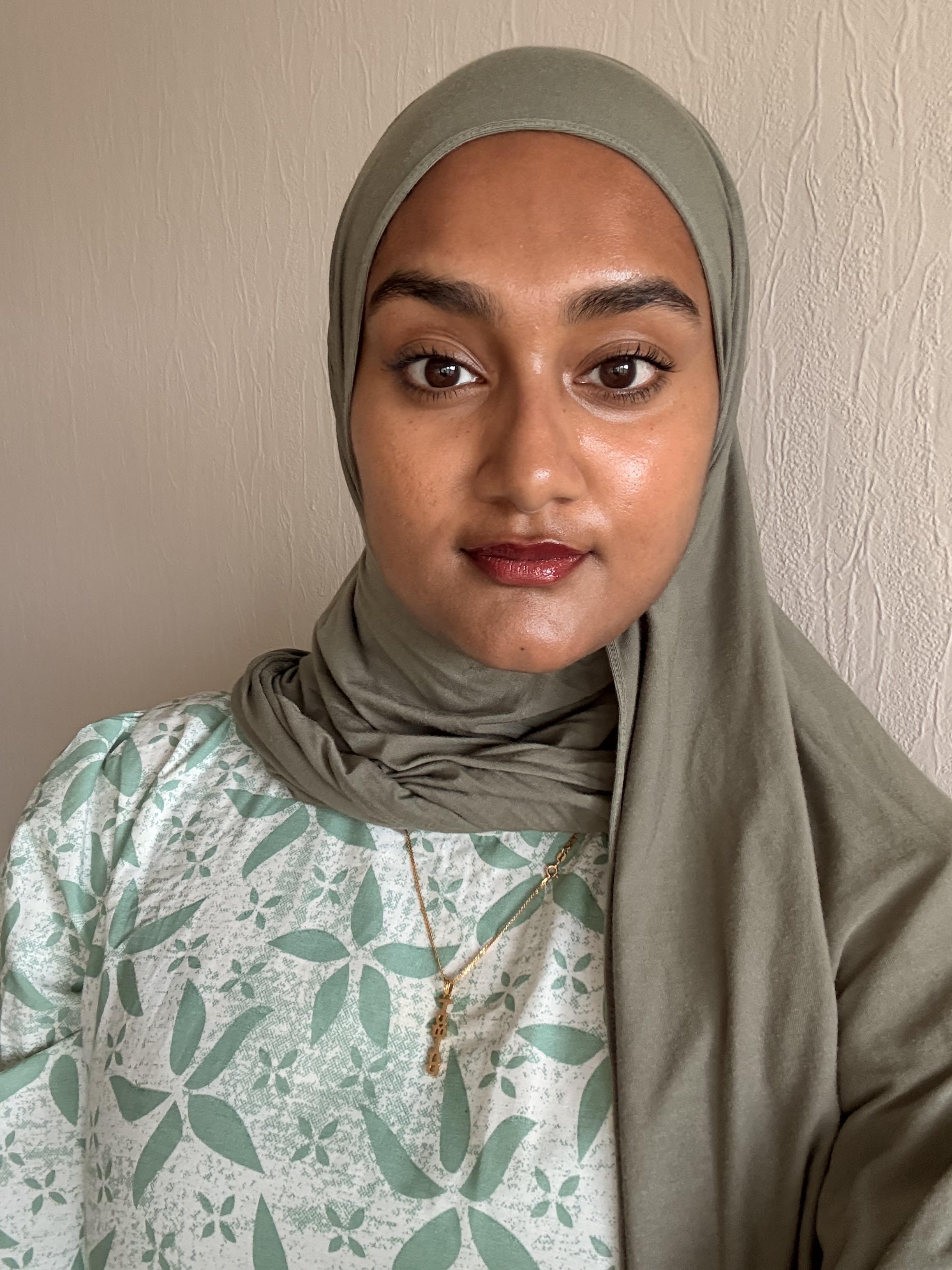 PREGET: Tamina Sheriffdeen Rauf fra Furuset gikk med en klump i magen etter den alvorlige beskjeden om kong Haralds helse. På Slottsplassen fant hun trøst i fellesskapet og stillheten (Foto: Privat).