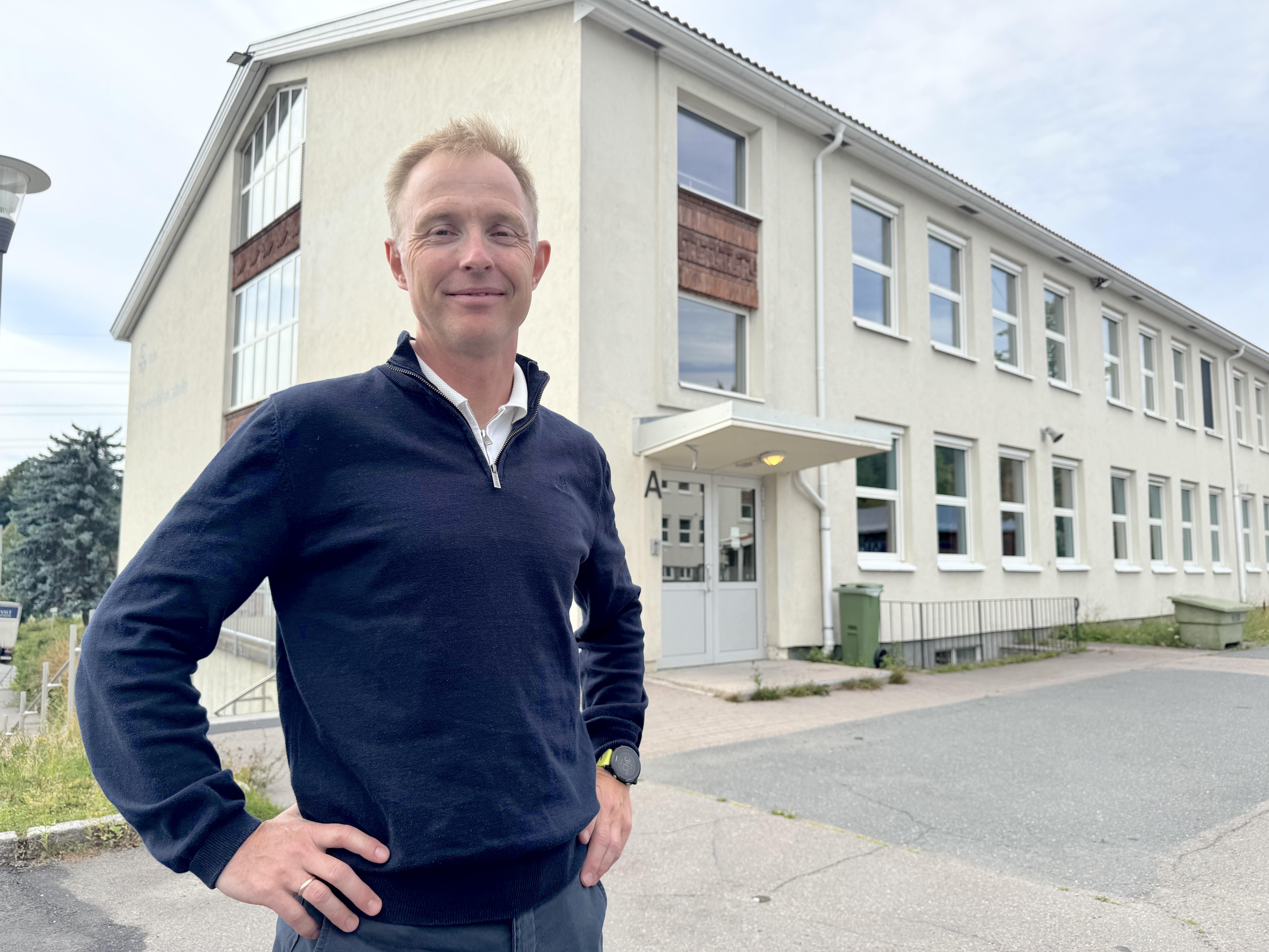 NY REKTOR: Truls Wagener (53) er på plass som ny rektor ved Groruddalen skole. Mandag møter han elevene for første gang – og den tidligere EM-bronsevinneren i sportsdans gleder seg til å ta fatt på sin nye hverdag.