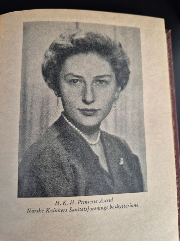 Prinsesse Astrid, fru Ferner i 1954 da hun ble Sanitetskvinnenes høye beskytter. (Foto: NKS)