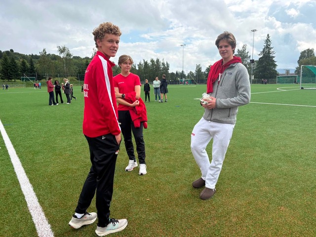 GLEDER SEG: Juniorspillerne Oliver Wærp Fagermo, Sverre Holmen og Niklas Pettersen er klare for ny hjemmebane. (Foto: Årvoll Fotball)
