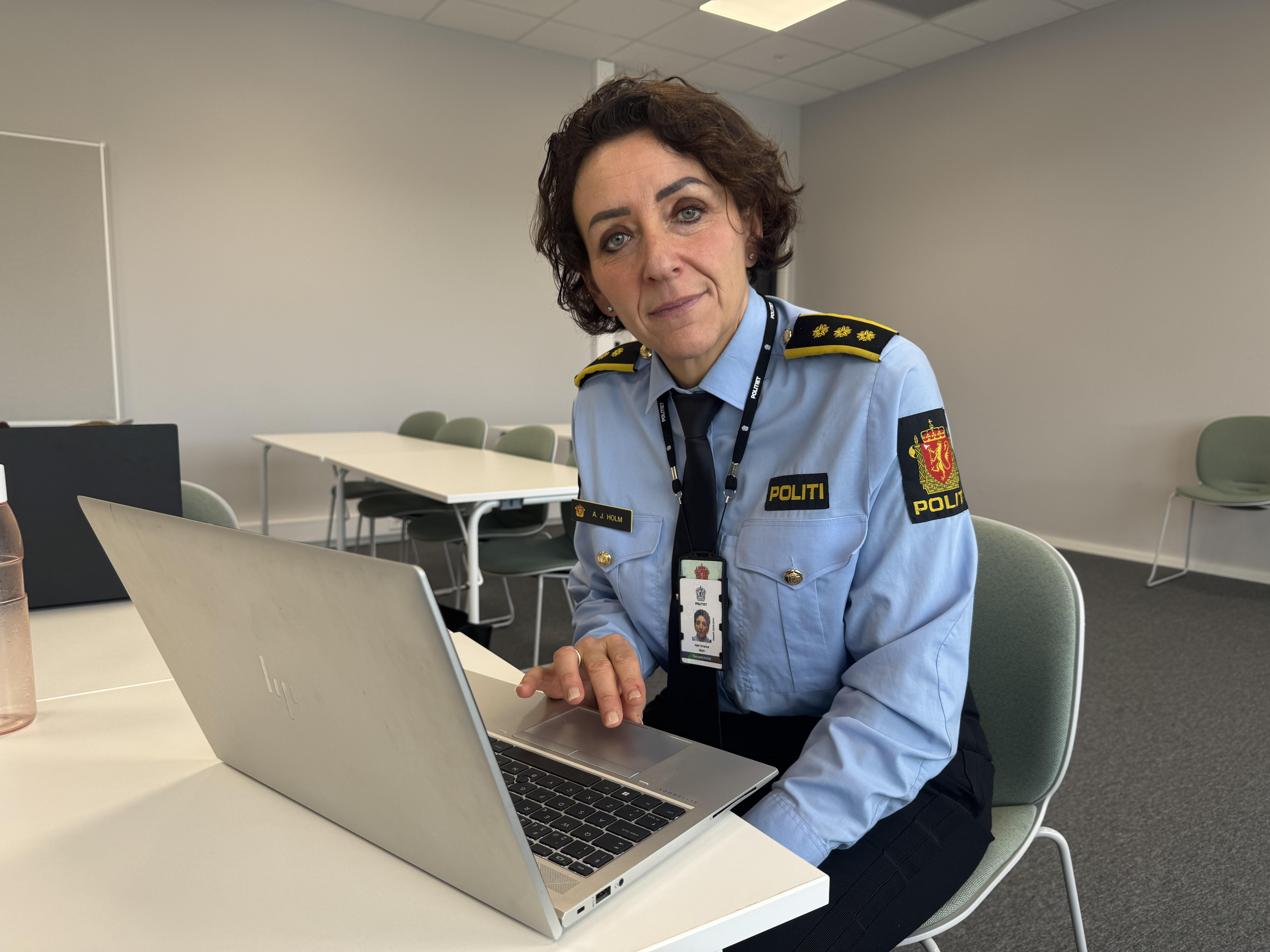 TILLIT: Astri Johanne Holm, leder for nærpolitiseksjonen, opplever at flere elever tar kontakt med politiet når de er utrygge eller frykter at en situasjon kan eskalere.