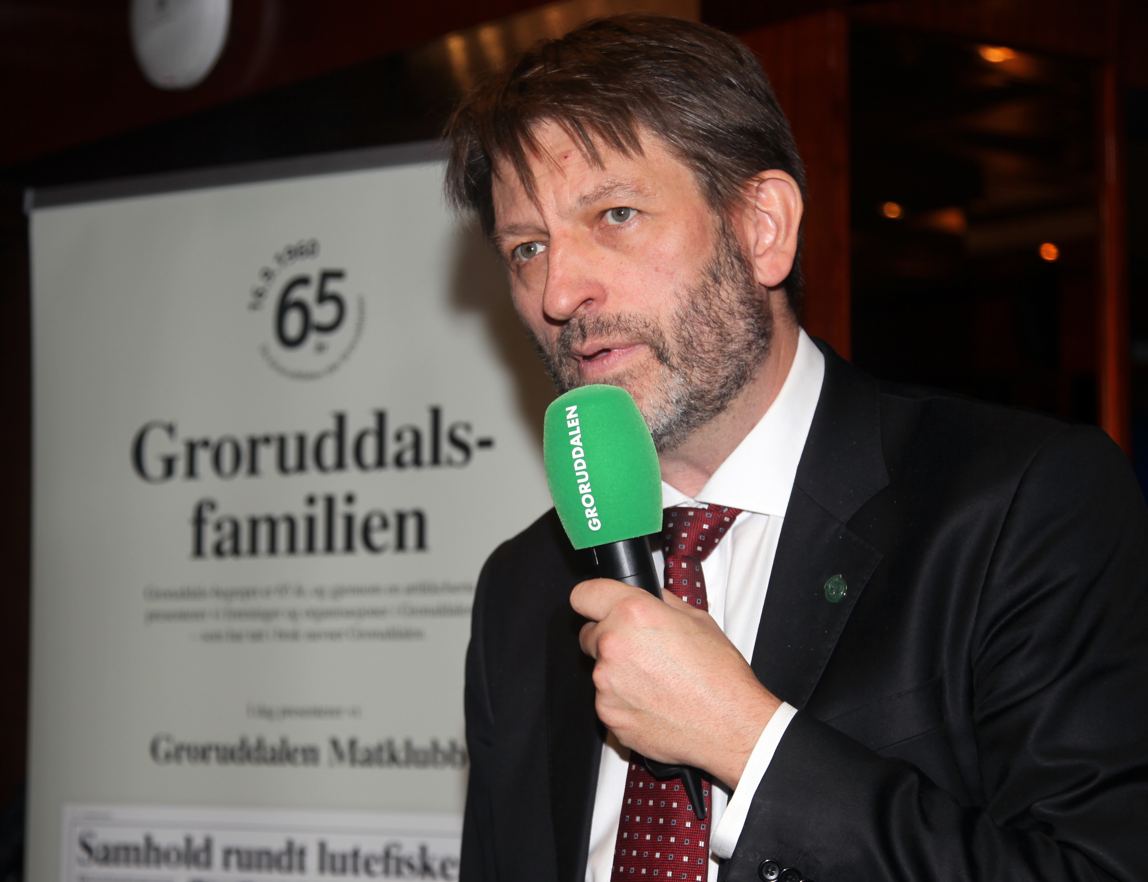 SAMLER GRORUDDALEN: Byrådsleder Eirik Lae Solberg sier at Groruddalen nå blir to store bydeler.
Bildet er tatt under Lutefisk-aftenen i november i fjor, en kveld hvor man feiret fellesskapet her i dalen - under paraplyen Groruddals-familien.