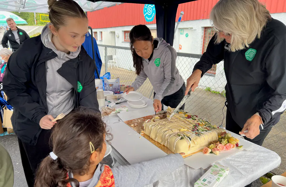 FESTKAKE: Det ble kake på alle under familiedagen på Jesperudjordet på Stovner.(Foto: Tom Evensen)