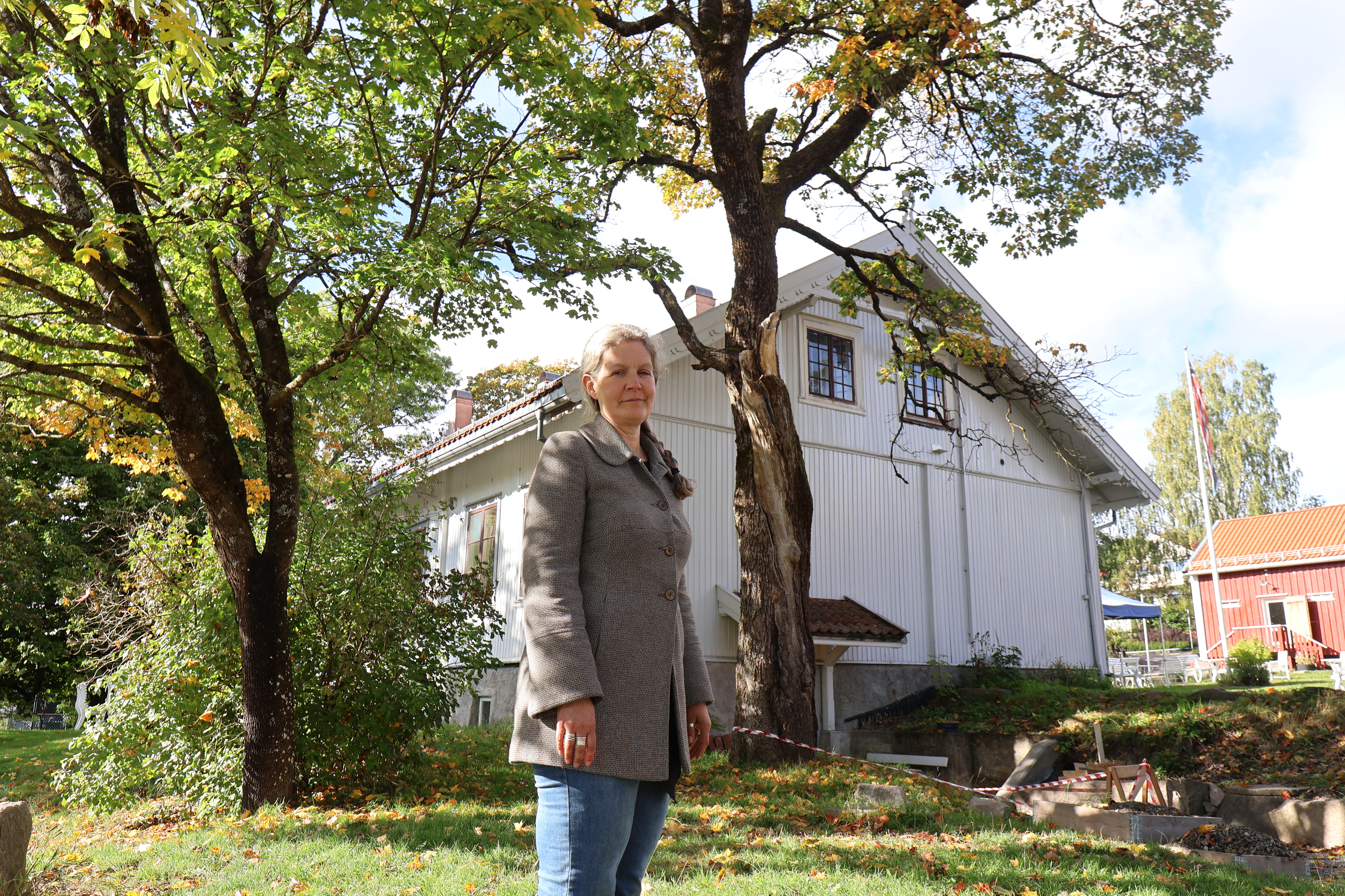 TIDEN ER OMME: Helen Svensson foran treet som skal hogges mandag.