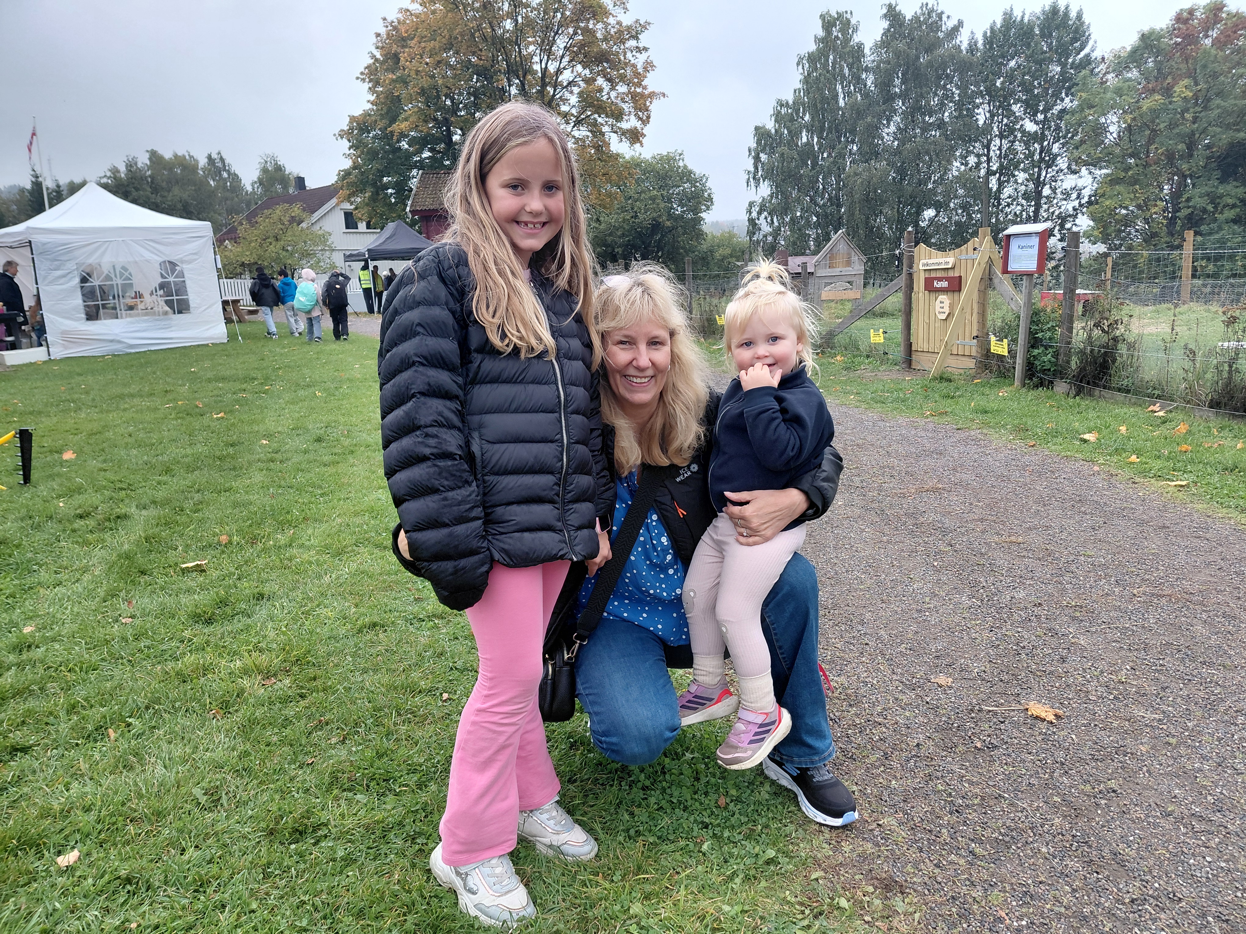 HØSTFERIE MED MORMOR: Amelia (7), mormor Marianne og Dina (snart 2) tok turen til høsttakkefesten på Nordre Lindeberg gård. For Amelia er dyrene noe av det beste ved gårdsbesøket.