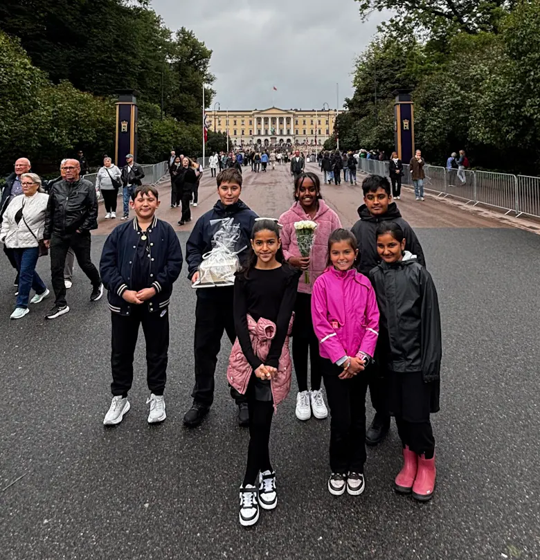 SPESIELL OPPLEVELSE: Elevrådet på Furuset skole fikk representere skolen ved slottet.
