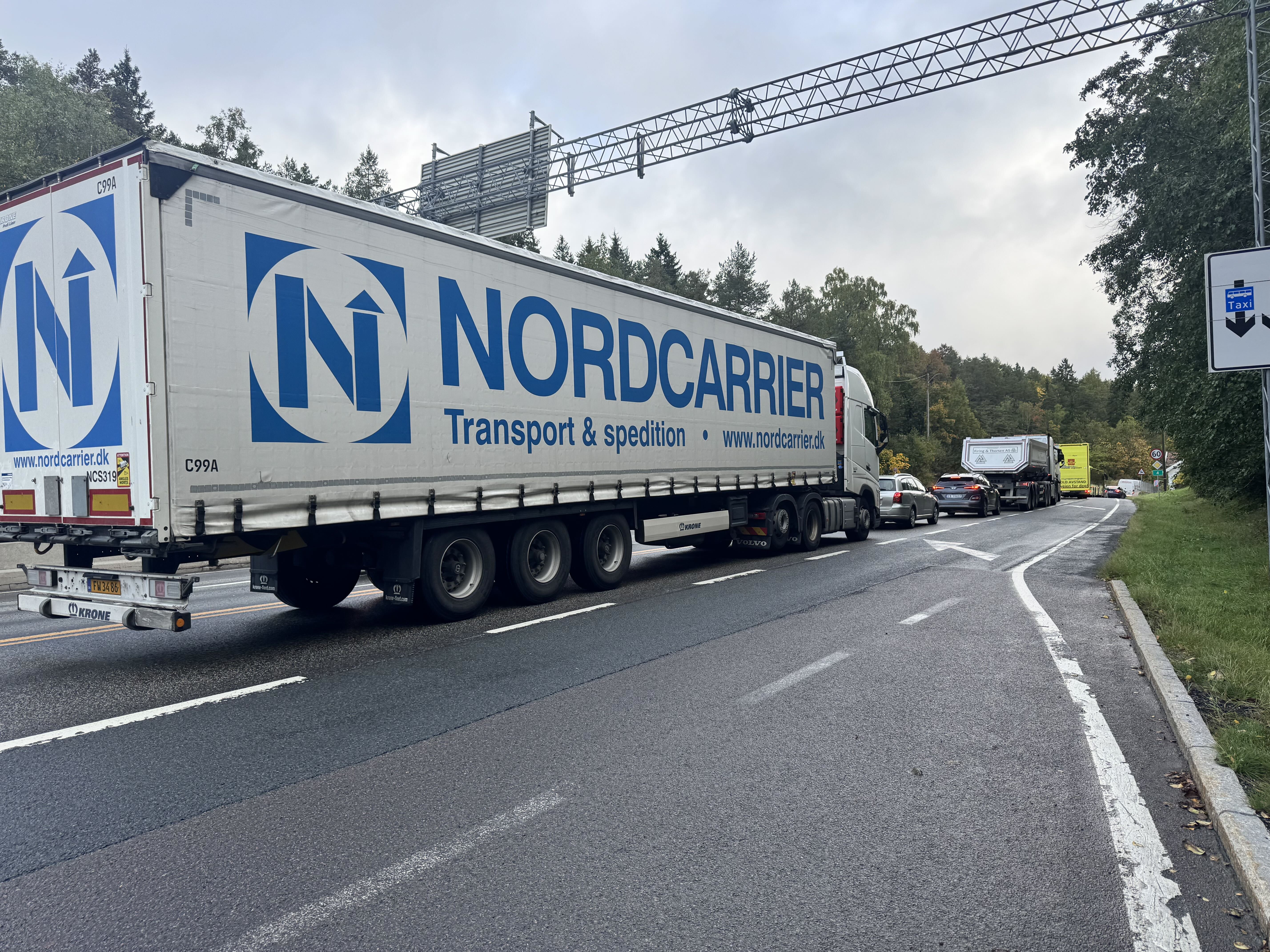 STÅR HELT STILLE: Veien er sperret ved Bånkall etter den alvorlige ulykken fredag.