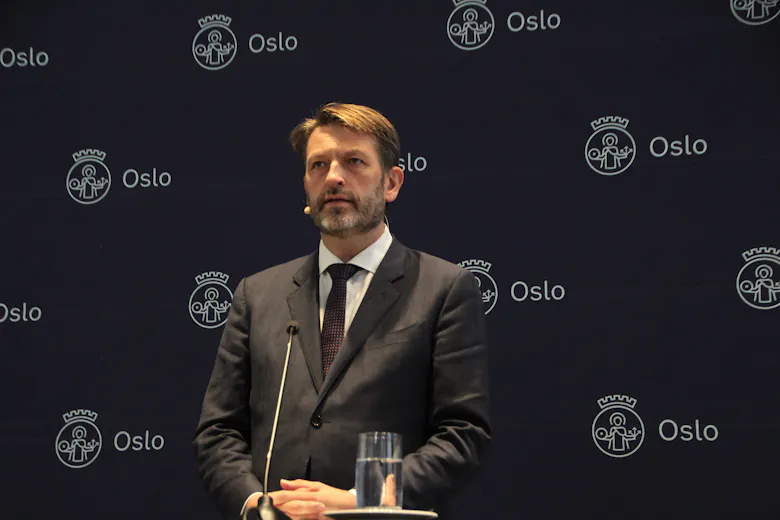 OPPFYLLER VALGLØFTER: Fra pressekonferansen der Eirik Lae Solberg (H) sier seg godt fornøyd med budsjettet, som blant annet oppfyller løftet om å fjerne eiendomsskatten i Oslo.
