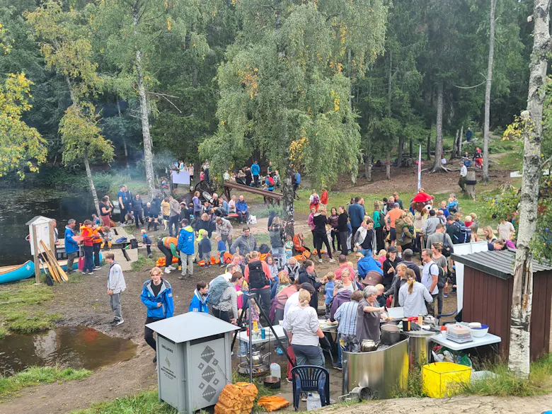 SAMLER MANGE: Søndag rigges området rundt Isdammen for aktiviteter både på land og på vannet.