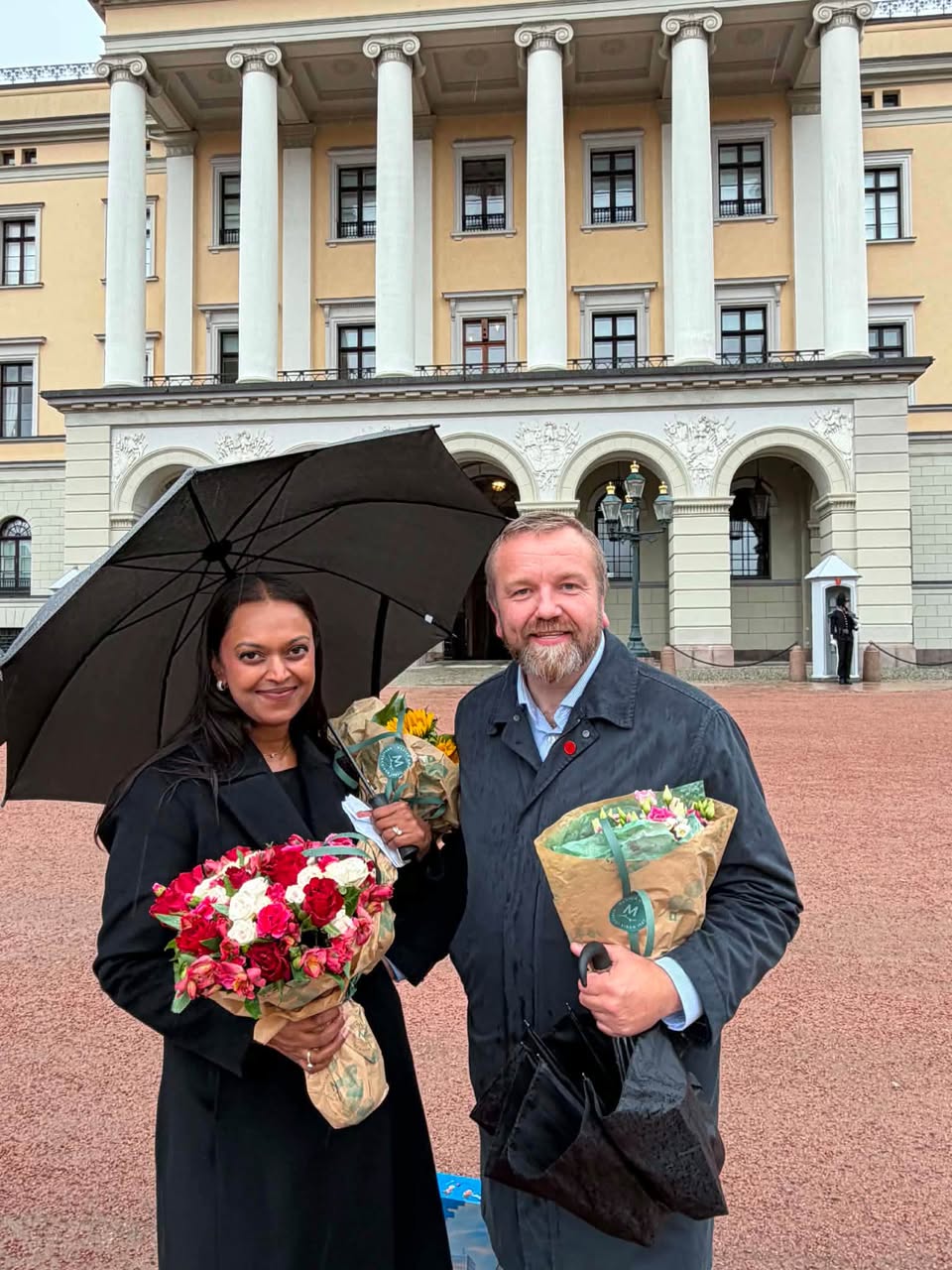 GRATULERER: Partifelle, Anders Røberg-Larsen var på Slottsplassen og ønsket Kamzy lykke til med den nye jobben. Kamzy er fra Rødtvet og spilte fotball i Grei. I dag bor Anders på Rødtvet og er leder i Grei. (Foto: Privat)
