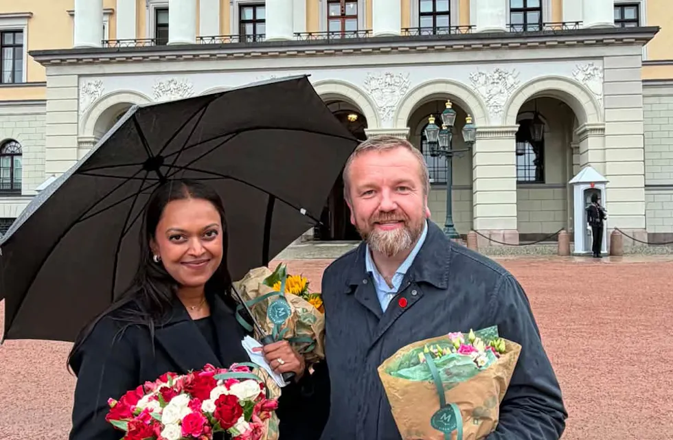 GRATULERER: Partifelle, Anders Røberg-Larsen var på Slottsplassen og ønsket Kamzy lykke til med den nye jobben. Kamzy er fra Rødtvet og spilte fotball i Grei. I dag bor Anders på Rødtvet og er leder i Grei. (Foto: Privat)