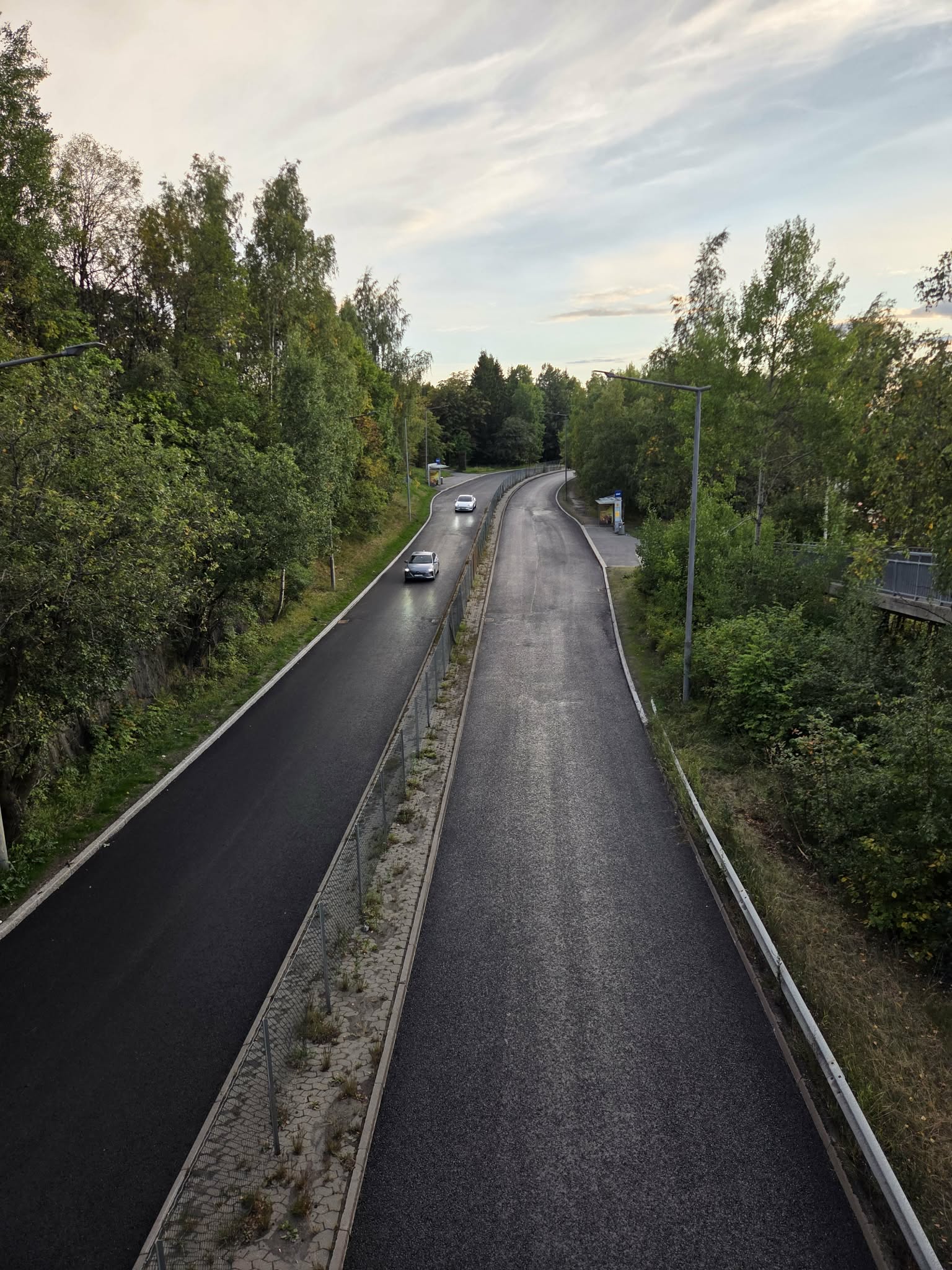 ARBEIDET PÅGÅR: Etter planen skal arbeidet med asfalteringen pågå ut uka.
