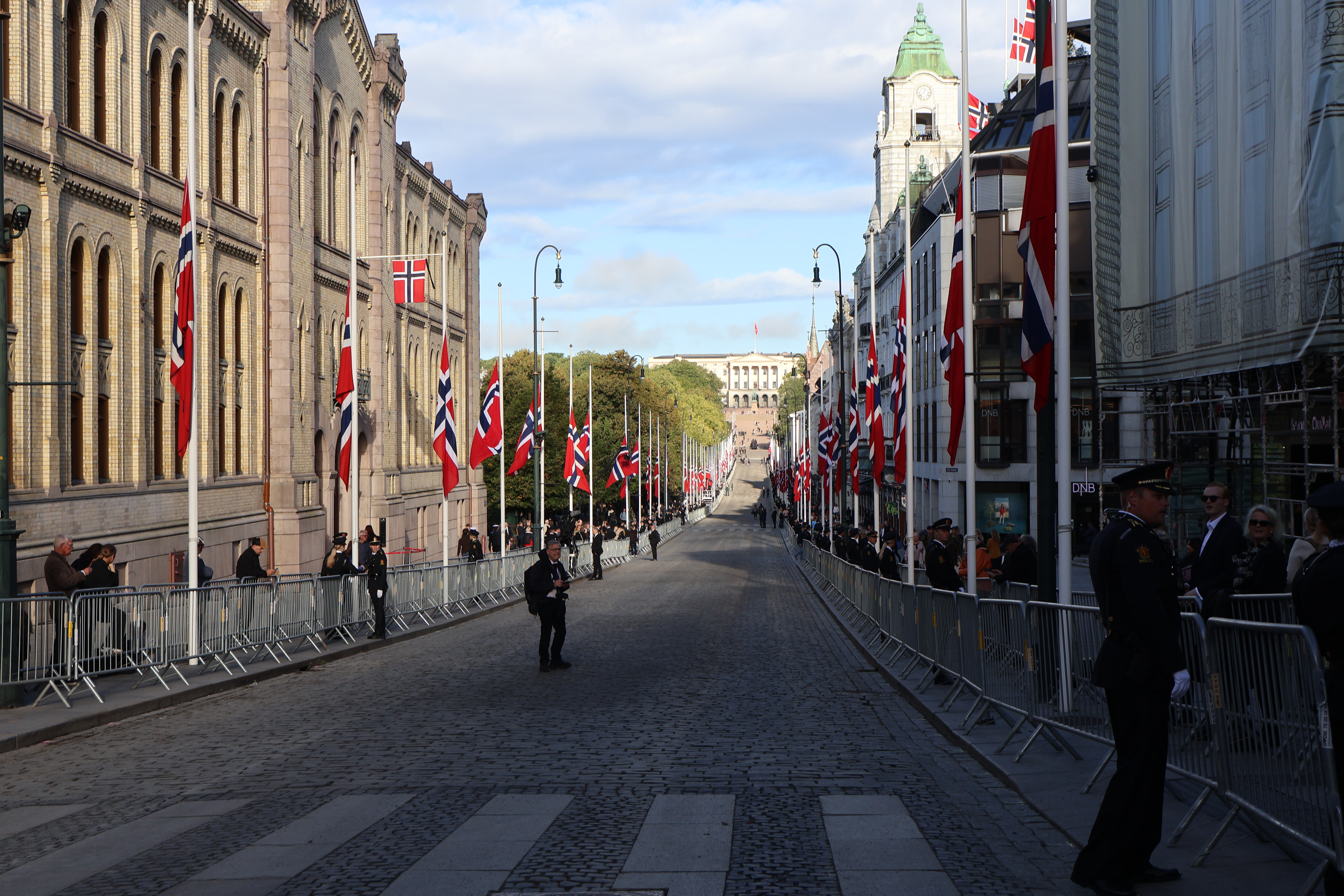 DE FØRSTE ANKOMMER: I ni-tiden onsdag morgen er det fortsatt stille ved Stortinget, men de ivrigste har begynt å ankomme.