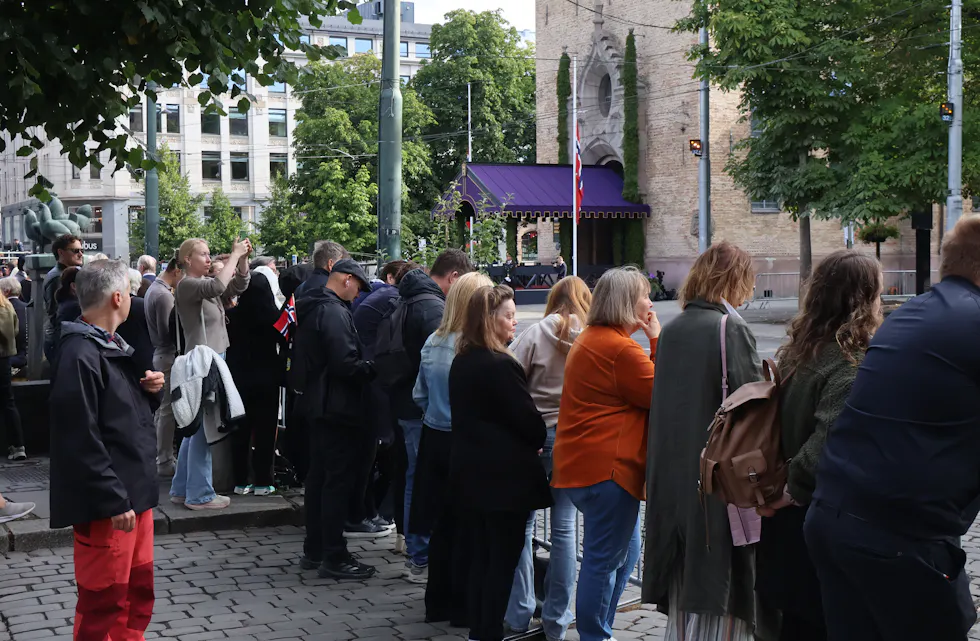 KREMPLASS: Det er åpenbart mange som ønsker å være vitne til at kista bæres inn i Oslo domkirke.