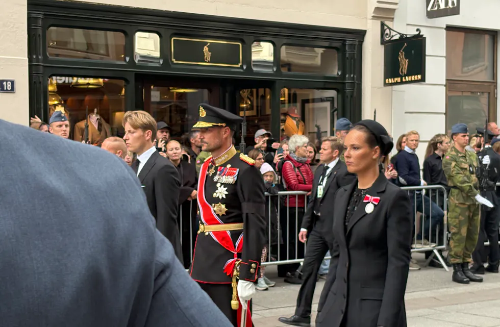 KONGEN OG KRONPRINSESSEN: Kong Haakon VIII og kronprinsesse Ingrid Alexandra i prosesjonen.