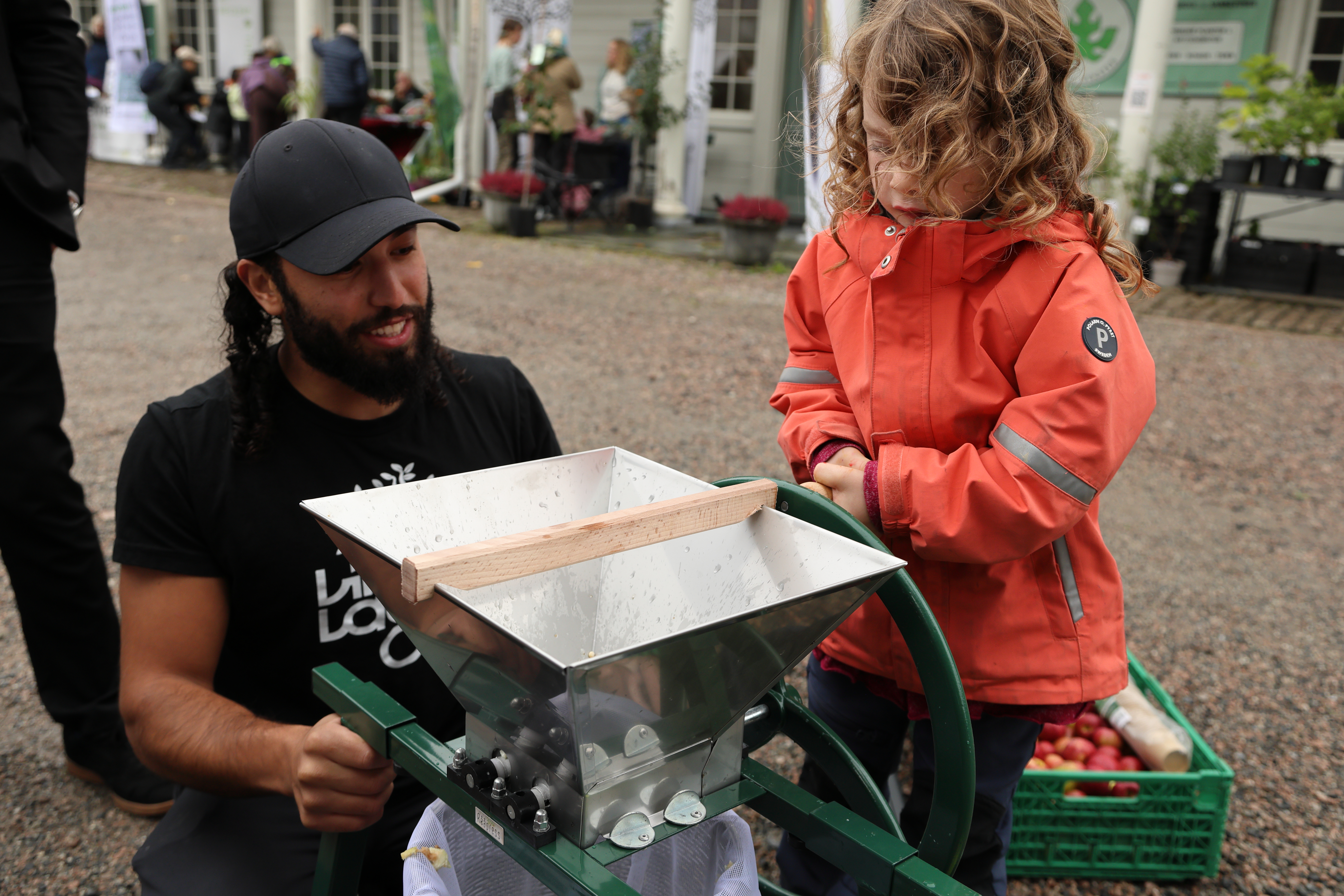 PRESSET ER PÅ: Det blir fersk eplemost når Líf Laga setter pressa i gang.