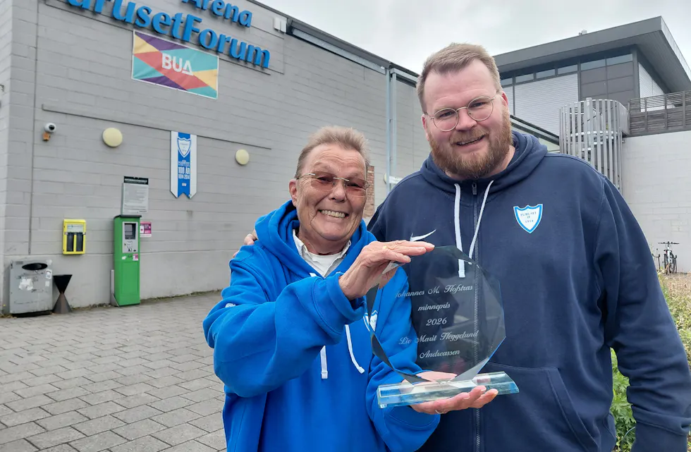 STO BAK NOMINASJONEN: Liv Marit Heggelund Andreassen sammen med Kent-Rune Grande-Johnsen i Furuset IF, som sendte inn nominasjonen i fjor. – Fordi hun alltid er der, sier han om hvorfor hun fortjente prisen.
