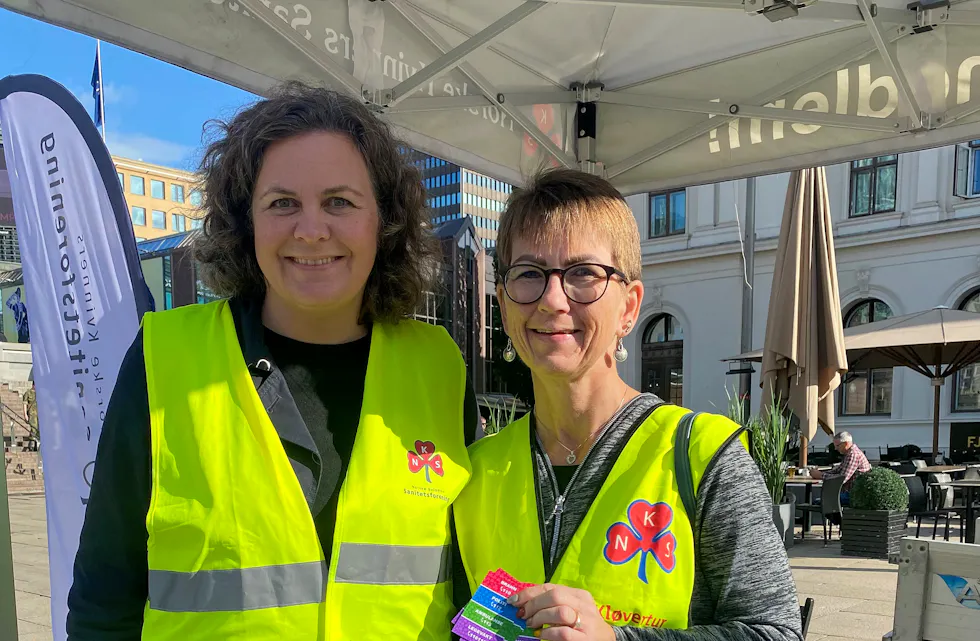 Liv Aass Frank (t.v.) er leder av Groruddalen Sanitetsforening. Her er hun sammen med kollega på Høybråten, Helene Ottersen, ved en informasjonsstand i sentrum tidligere.