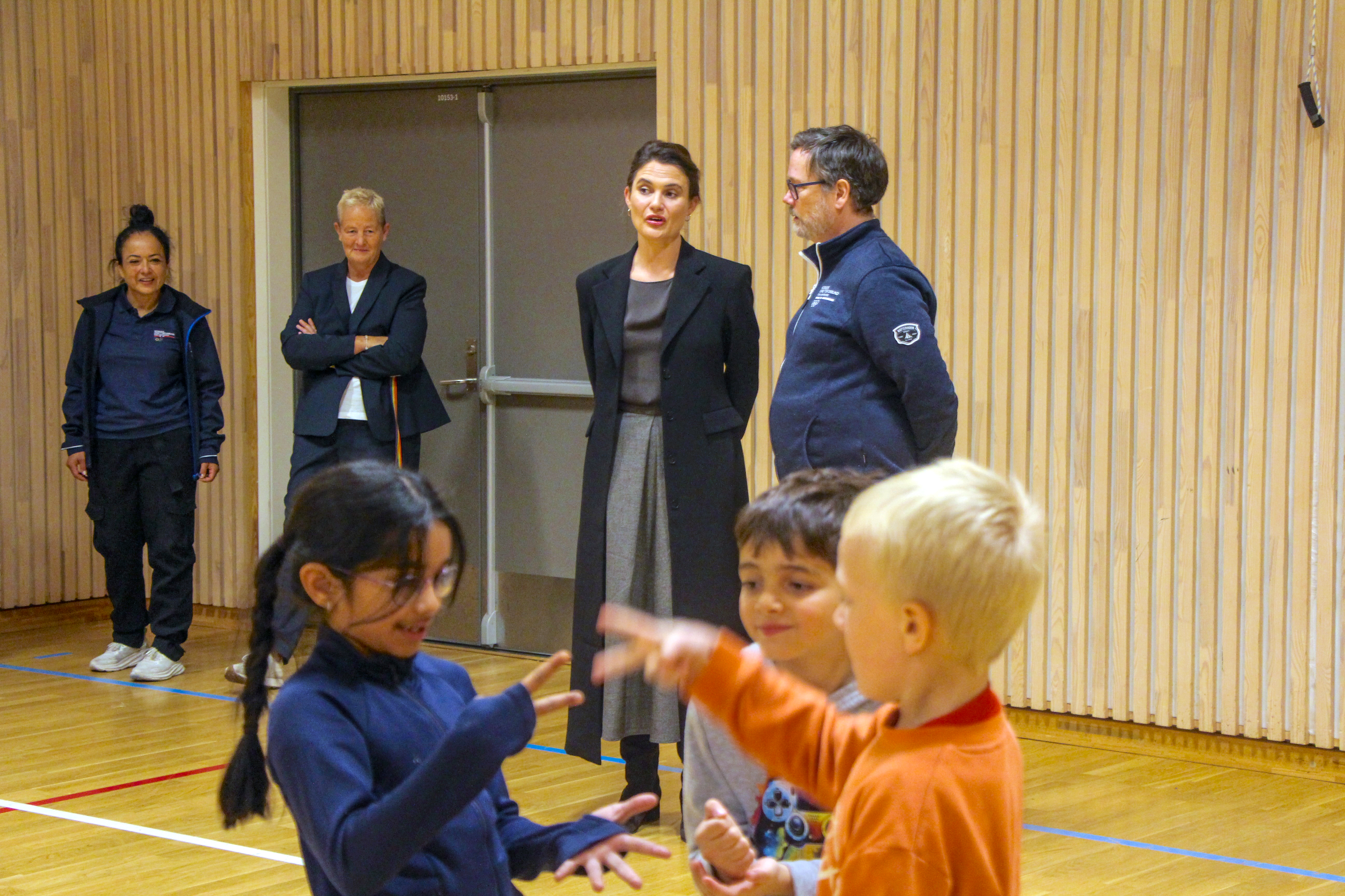 BEVEGELSESGLEDE: Mens andreklassingene leker i gymsalen på Vollebekk skole, følger kunnskapsminister Kari Nessa Nordtun med. Hun besøkte skolen for å se hvordan AKS og Linderud IL samarbeider om å gi alle barna et aktivitetstilbud.