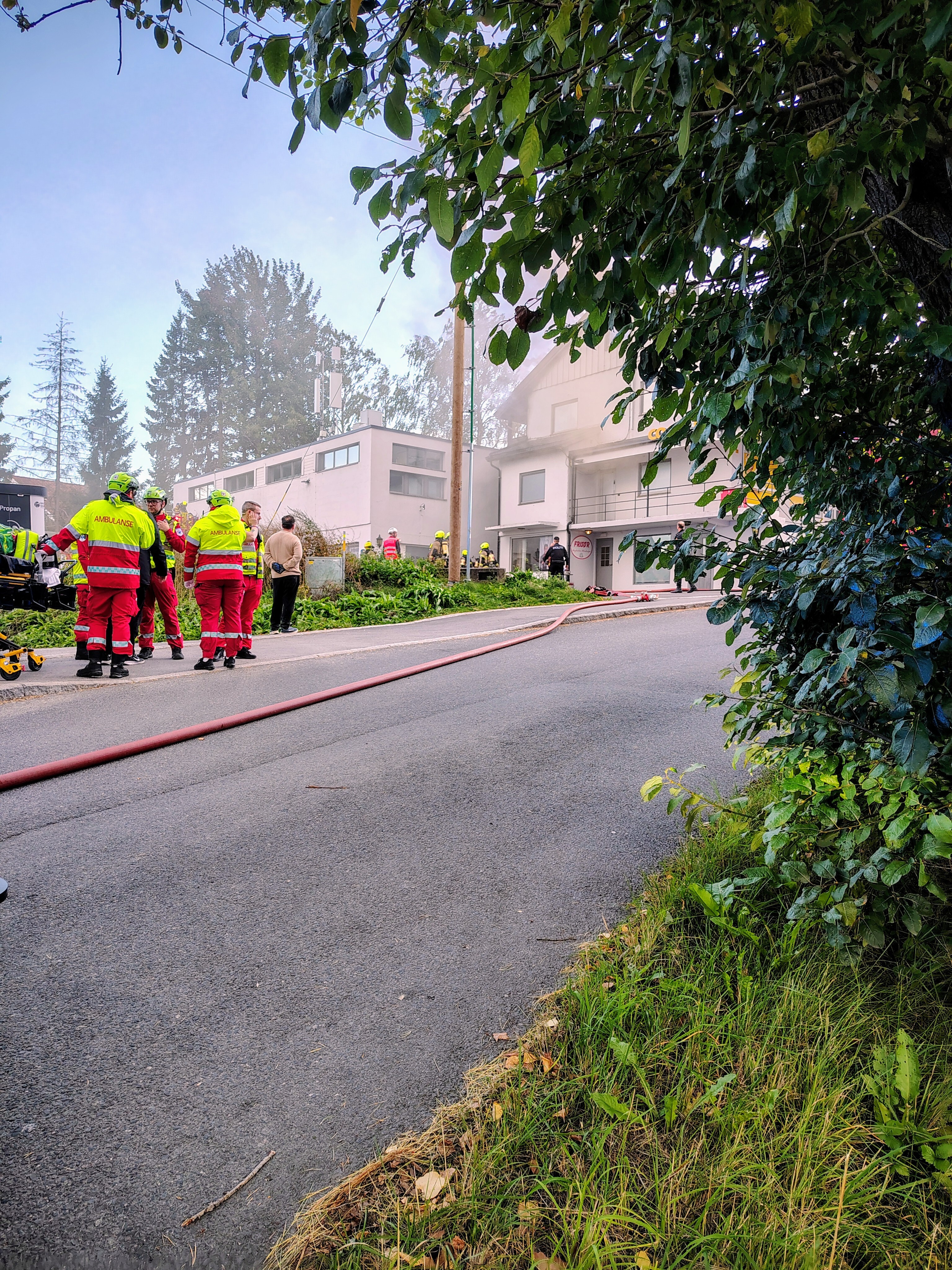 BRANN I ANDRE ETASJE: Det brant i leiligheten over Coop Prix på Høybråten søndag kveld. Leiligheten er ubeboelig etter brannen. (Foto: Kay Grue Thorsen)