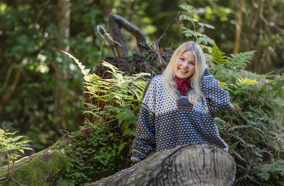 TALENT: 21 år gamle Lin Amalie Bergtun Eliesen fra Høybråten. I høst stiller hun ut som vinner av Líf Lagas åpne kunstkonkurranse – side om side med noen av Norges mest anerkjente kunstnere.