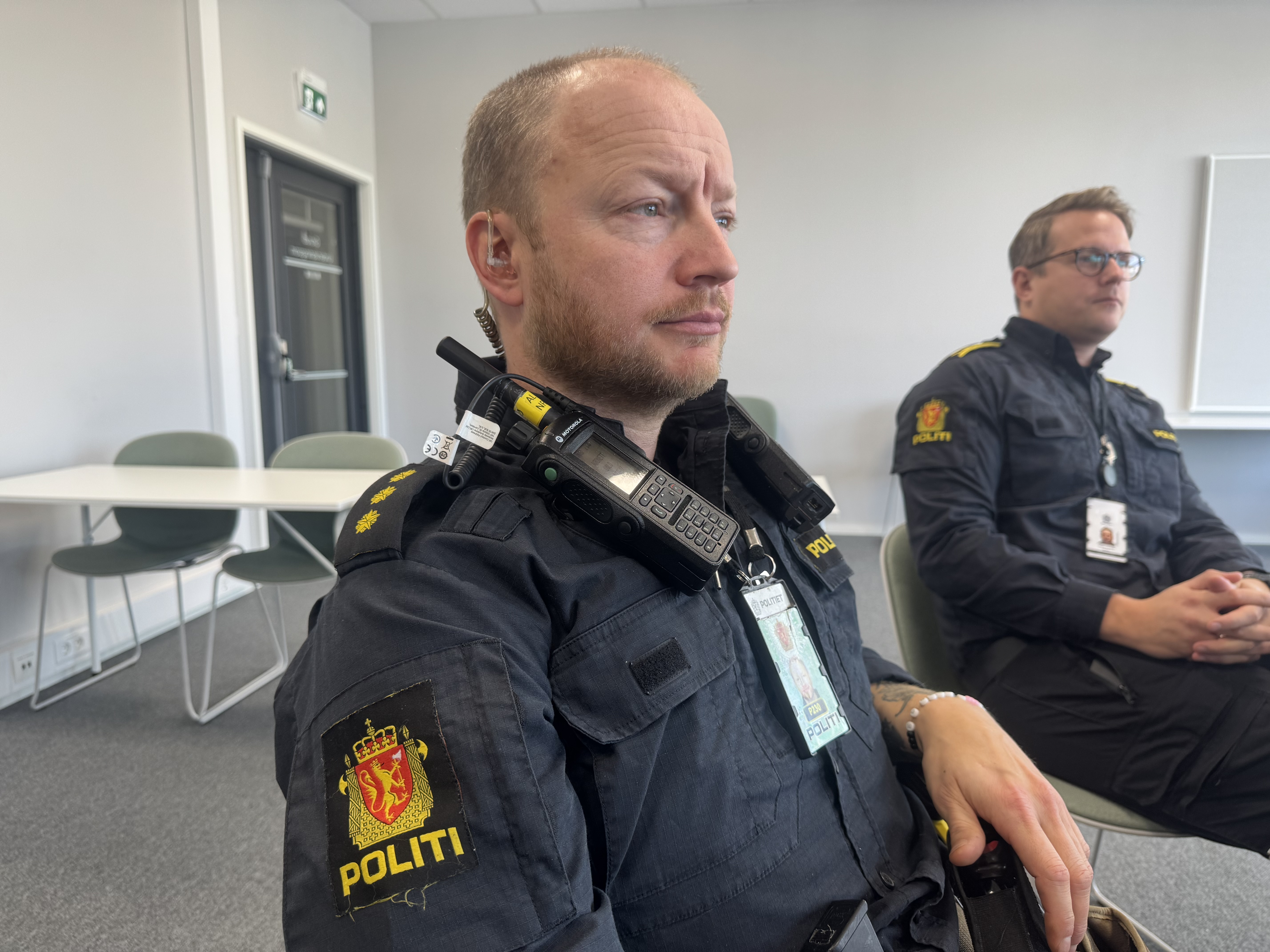 RISIKOFYLT INNSATS: Politibetjent Baard Asker tok seg inn i en røykfylt leilighet i Starveien på Høybråten 20. oktober. Han fant flammer i en baderomsvegg og gikk inn igjen med et pulverapparat for å slukke brannen.