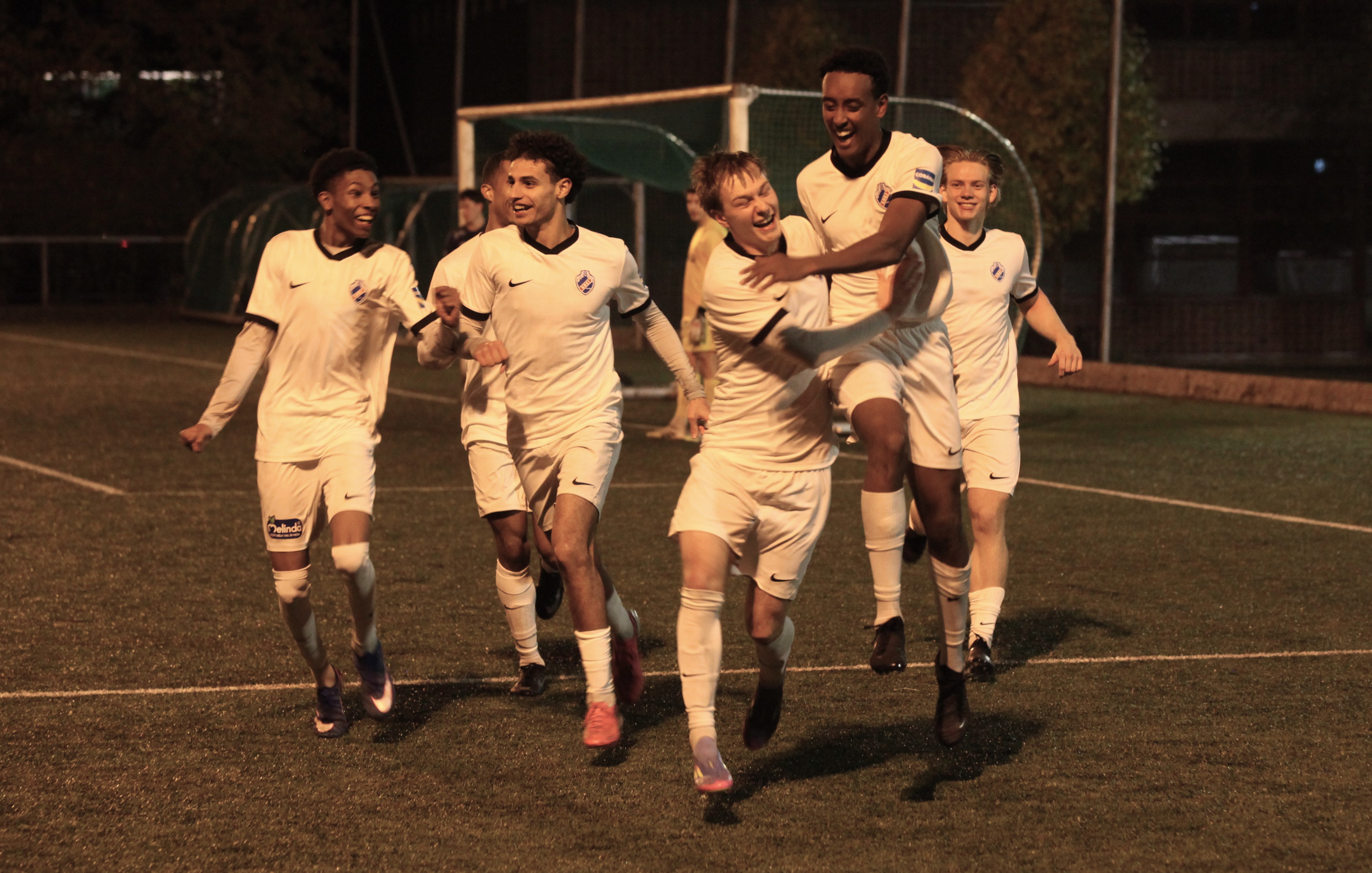 HVITKLEDD JUBEL: Mohamed Sahal Bile (to f.h.) jubler hemningsløst med sine lagkamerater etter å ha gitt Grei ledelsen 2-0 fire minutter ut i andre omgang i bortekampen mot Frigg. To minutter senere ledet Grei 3-0 og hadde allerede avgjort kampen.