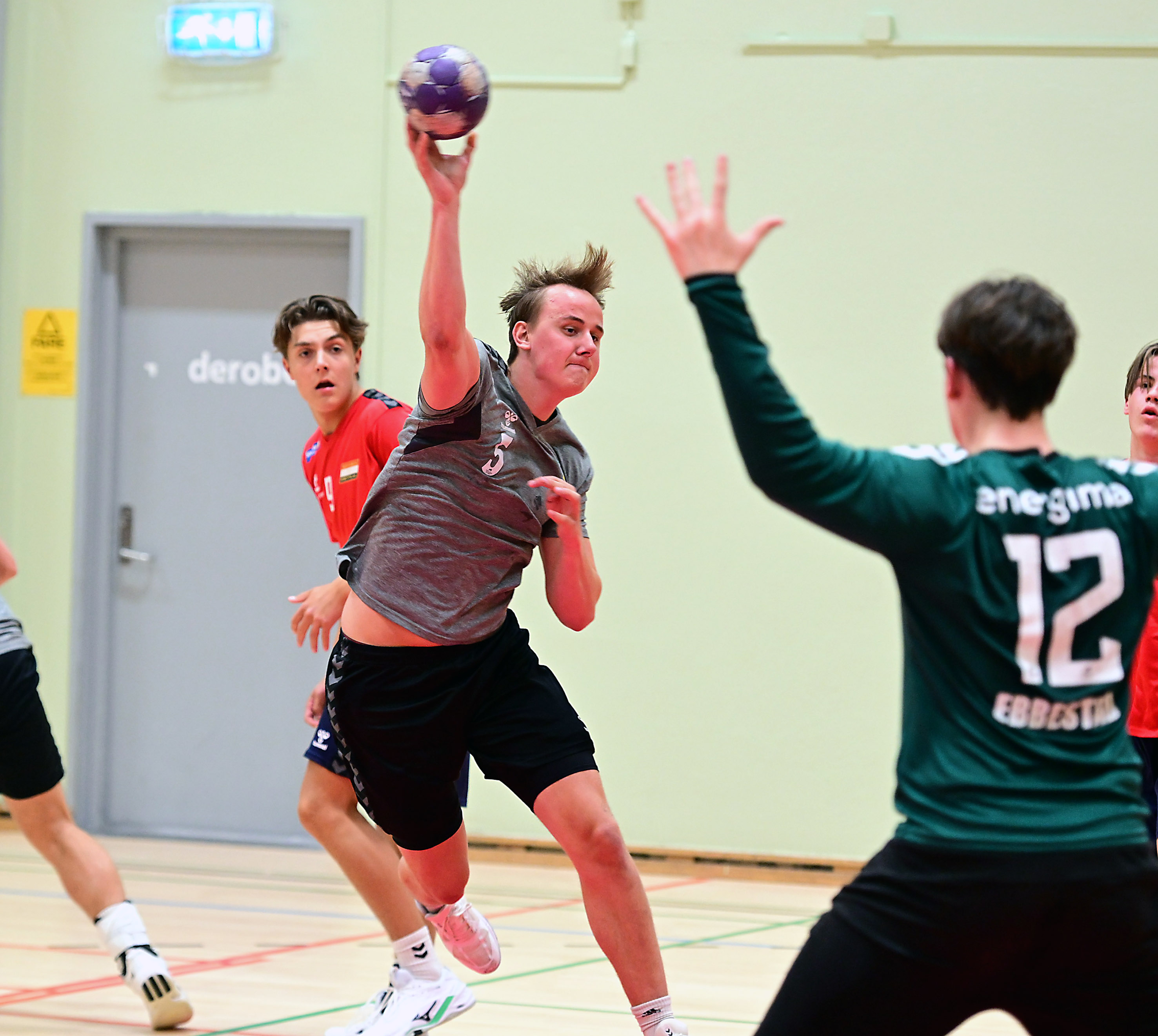 TOPPSCORER: Gard Lønnå ledet an for Linje 5 med ni mål da laget snudde en vanskelig start og slo Halden TH 2 på bortebane (Foto: Bjørn Moe).