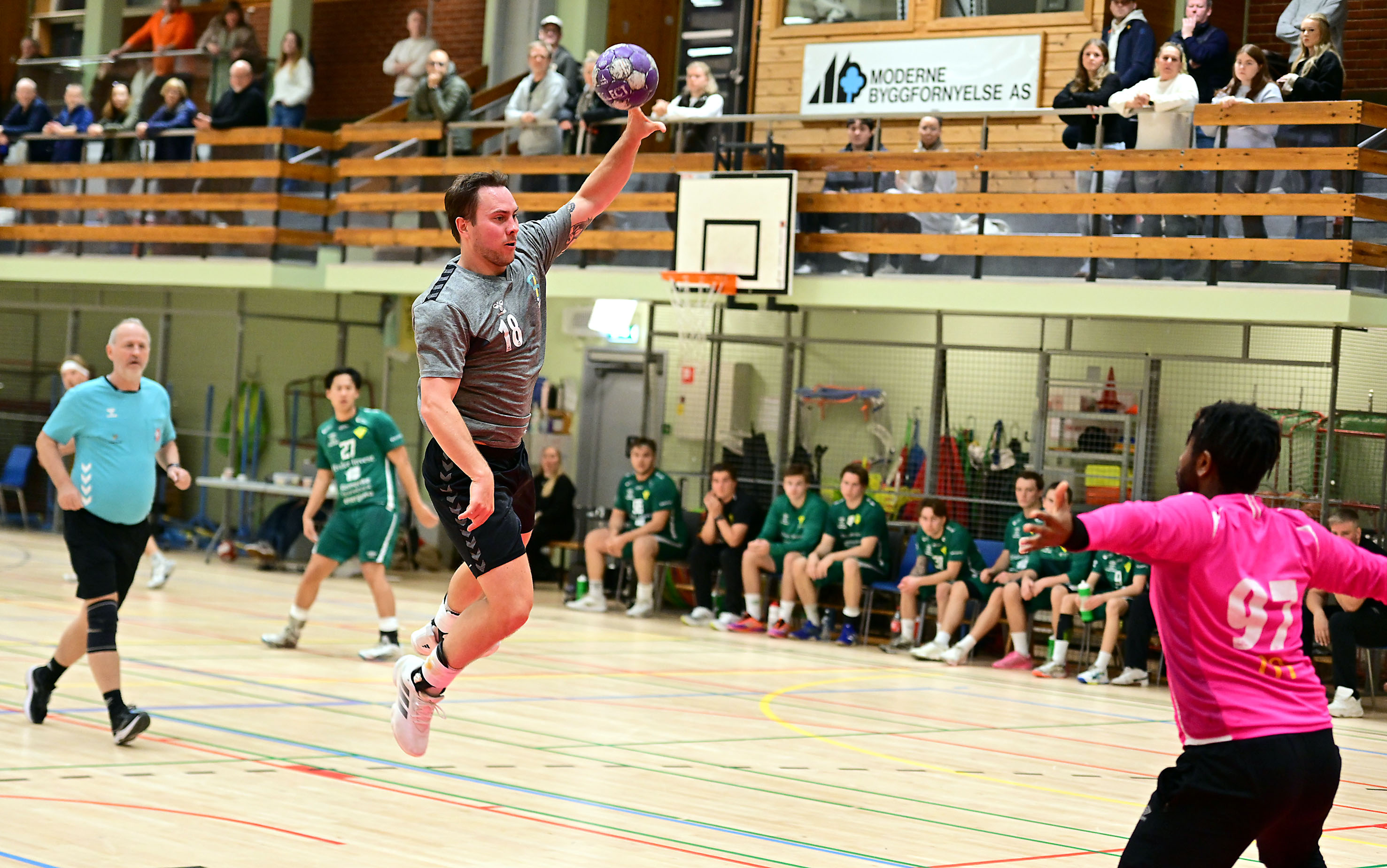 TOPPSCORER IGJEN: Jon Robertsen scoret 11 mål da Linje 5 slo Fjellhammer 2 og tok tilbake tabelltoppen i 2. divisjon (Foto: Bjørn Moe).