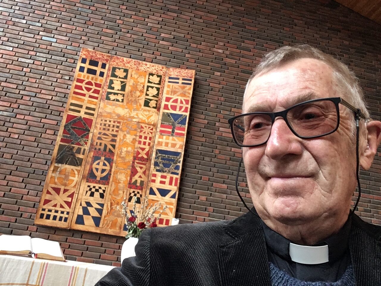 NÅ ER JULA HER... i hvert fall i butikken, konstaterer pensjonert prest Knut Sand Bakken, her foran altertavlen i Rødtvet kirke der han mange ganger har holdt gudstjenester.