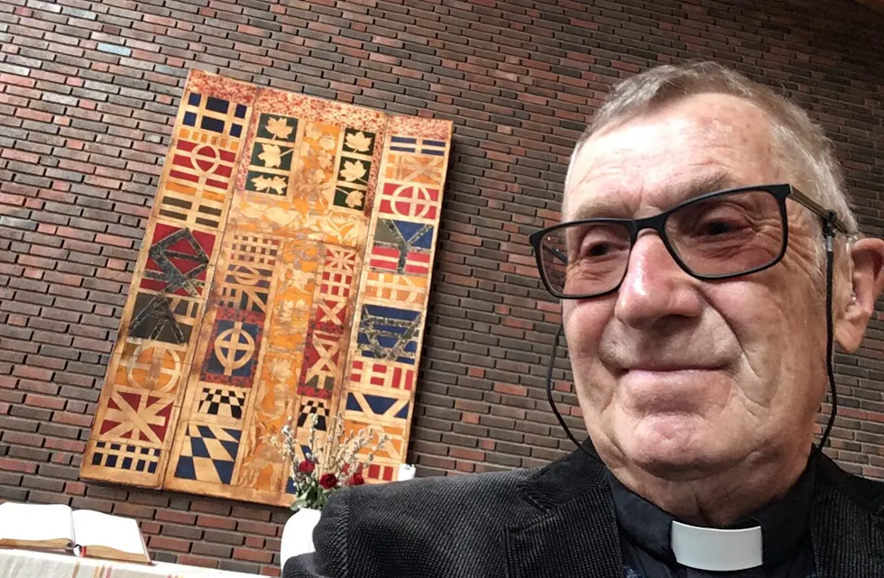 NÅ ER JULA HER... i hvert fall i butikken, konstaterer pensjonert prest Knut Sand Bakken, her foran altertavlen i Rødtvet kirke der han mange ganger har holdt gudstjenester.