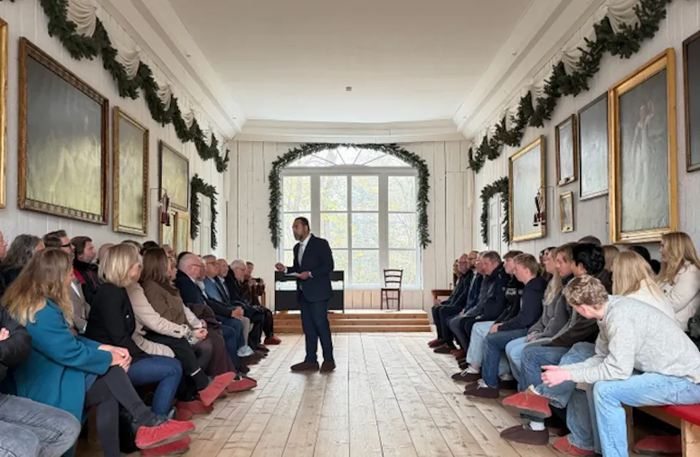 PÅ SYMBOLTUNG GRUNN: Lokalavisene er svært viktige for demokratiet vårt, understreket stortingspresident Masud Gharahkhani i samme rom som ytringsfriheten ble grunnlovsfestet.