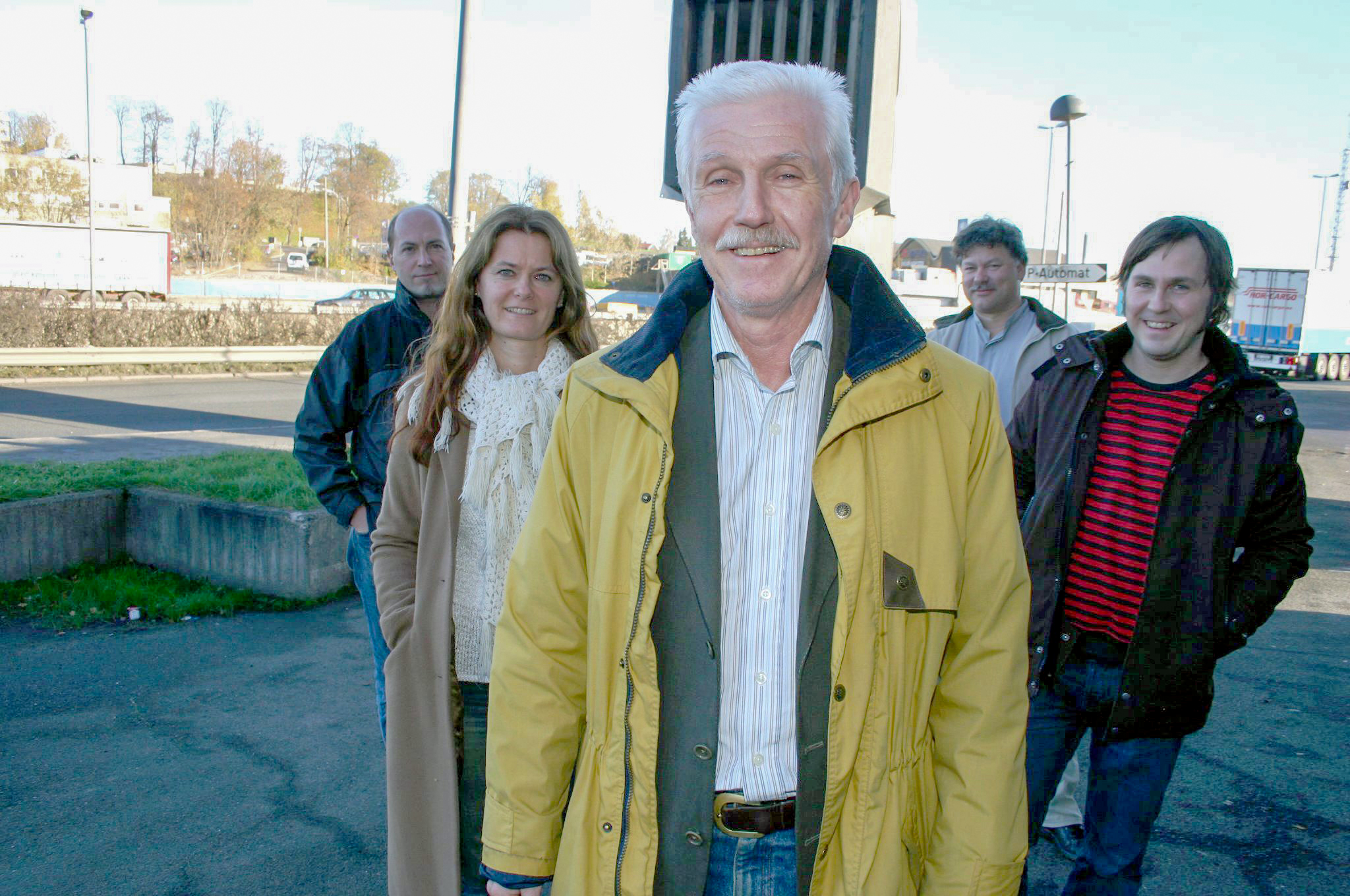DE HADDE OVERSIKTEN: Plankontoret for Groruddalen anno 2007, (f.v.) Christer Karlson, Synnøve Bøgeberg, Petter Daae Slipher, Per-Øystein Lund og Antti-Jussi Andresen. Kontoret holdt fysisk til i høyblokka på Økern, og det var et poeng: Herfra hadde man god utsikt over hele dalføret. Bildet er for øvrig tatt ved den store parkeringsplassen ved Økern-blokka.