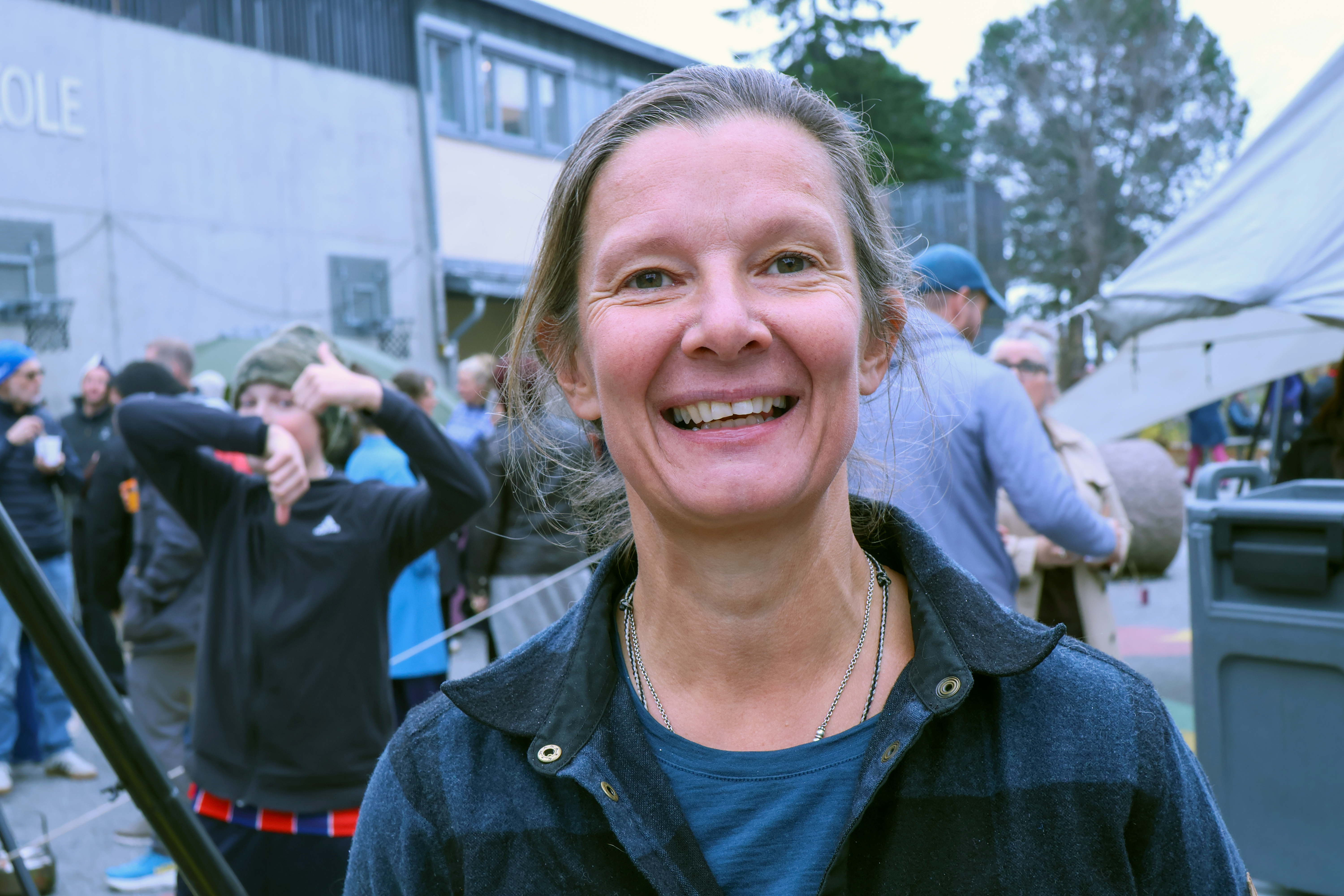 MER ENN FRILUFTSLIV: Amie Helstad i Trygg av natur understreker at måten de møter barna på også kan brukes i klasserommet. Medbestemmelse, tillit og tilhørighet står sentralt i arbeidet.