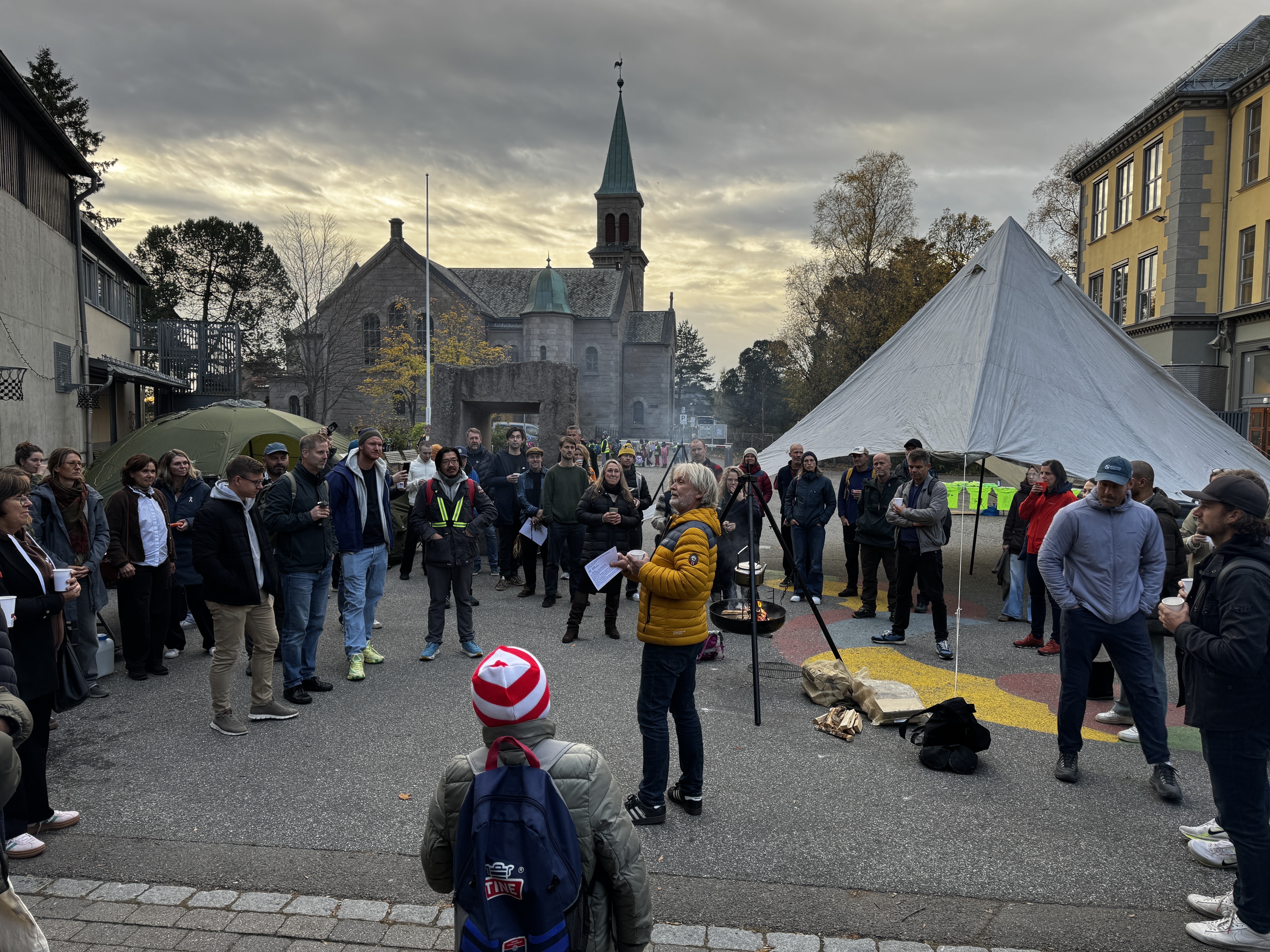 SAMLET RUNDT BÅLET: Johannes Joner ønsket velkommen allerede ved bålpanna. Han leder deltakerne gjennom Skolelystkonferansen på Grorud skole fredag 16. oktober.